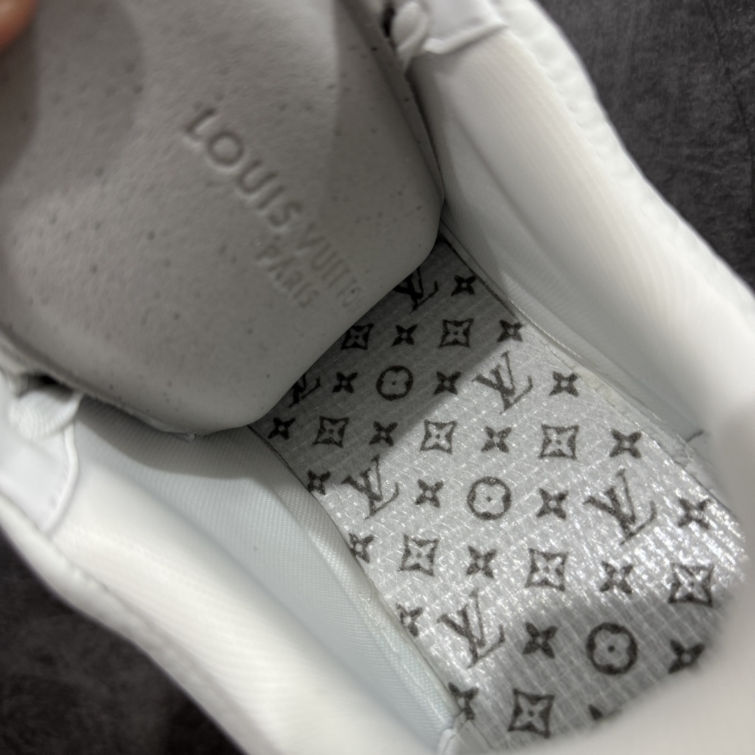 图片[10]-【天花板/Goat版】 市场最强版 没有之一的存在💪🏻 Louis Vuitton LV Trainer 系列全新版上架 手里有正品的可以对比下🆚懂货的看细节‼️ 此版品质是市场从未达到的新高度！ 整体版型 皮料 牛仔布的色差 压花纹路清晰度 后跟版型等等 都可以自行对比[机智]吊打市场所有货，怒甩十条街的那种，直接来正品对比图🆚，欢迎拿市场各大工厂的货来对比！ 尺码：35-45码-选品中心