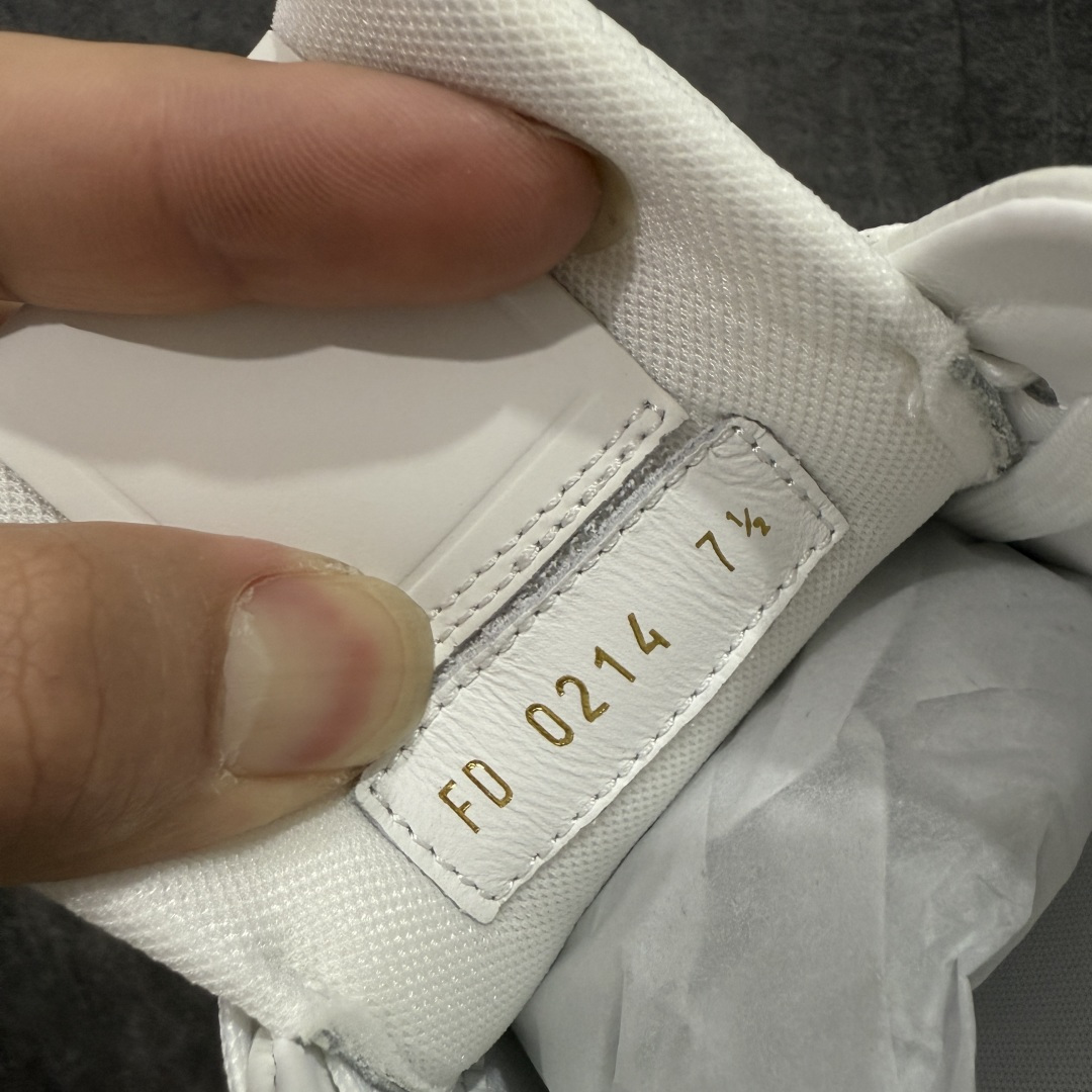 图片[8]-【天花板/Goat版】 市场最强版 没有之一的存在💪🏻 Louis Vuitton LV Trainer 系列全新版上架 手里有正品的可以对比下🆚懂货的看细节‼️ 此版品质是市场从未达到的新高度！ 整体版型 皮料 牛仔布的色差 压花纹路清晰度 后跟版型等等 都可以自行对比[机智]吊打市场所有货，怒甩十条街的那种，直接来正品对比图🆚，欢迎拿市场各大工厂的货来对比！ 尺码：35-45码-选品中心