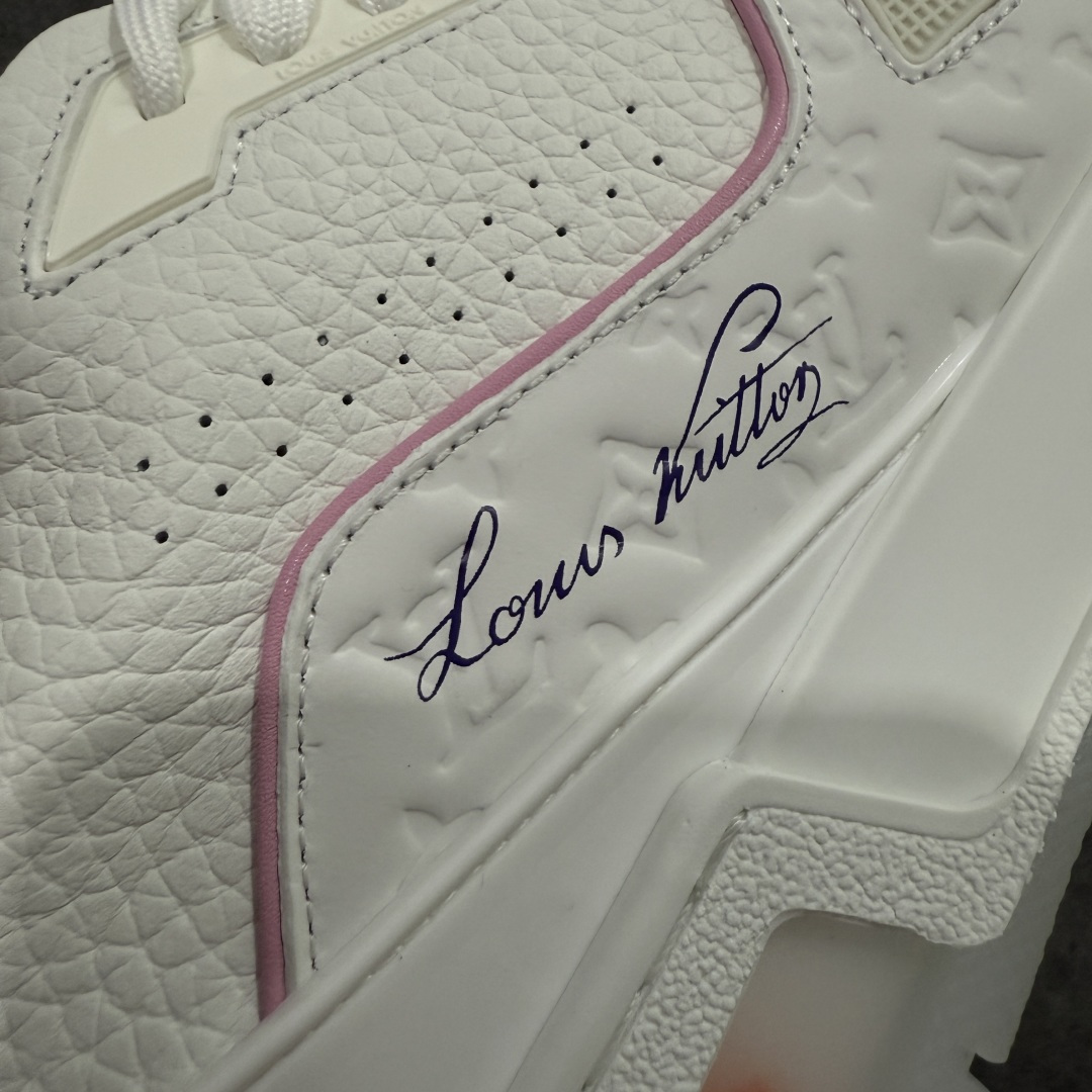 图片[4]-【天花板/Goat版】 市场最强版 没有之一的存在💪🏻 Louis Vuitton LV Trainer 系列全新版上架 手里有正品的可以对比下🆚懂货的看细节‼️ 此版品质是市场从未达到的新高度！ 整体版型 皮料 牛仔布的色差 压花纹路清晰度 后跟版型等等 都可以自行对比[机智]吊打市场所有货，怒甩十条街的那种，直接来正品对比图🆚，欢迎拿市场各大工厂的货来对比！ 尺码：35-45码-选品中心