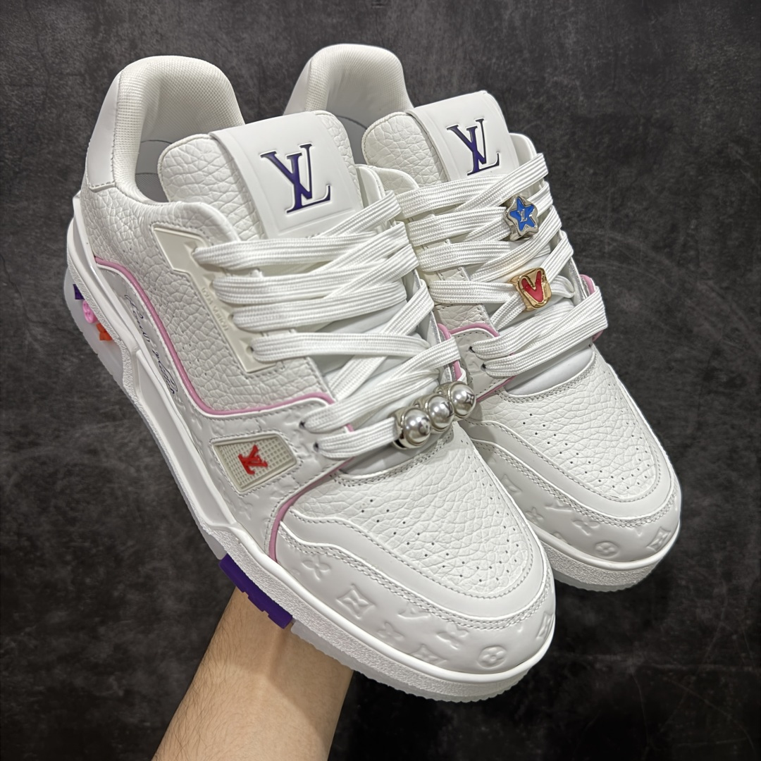 【天花板/Goat版】 市场最强版 没有之一的存在💪🏻 Louis Vuitton LV Trainer 系列全新版上架 手里有正品的可以对比下🆚懂货的看细节‼️ 此版品质是市场从未达到的新高度！ 整体版型 皮料 牛仔布的色差 压花纹路清晰度 后跟版型等等 都可以自行对比[机智]吊打市场所有货，怒甩十条街的那种，直接来正品对比图🆚，欢迎拿市场各大工厂的货来对比！ 尺码：35-45码-选品中心