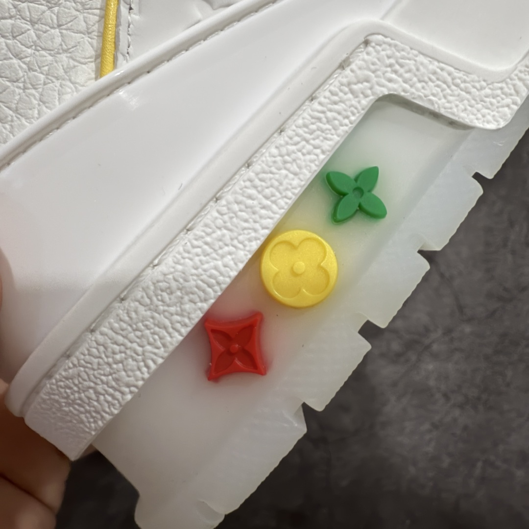 图片[3]-【天花板/Goat版】 市场最强版 没有之一的存在💪🏻 Louis Vuitton LV Trainer 系列全新版上架 手里有正品的可以对比下🆚懂货的看细节‼️ 此版品质是市场从未达到的新高度！ 整体版型 皮料 牛仔布的色差 压花纹路清晰度 后跟版型等等 都可以自行对比[机智]吊打市场所有货，怒甩十条街的那种，直接来正品对比图🆚，欢迎拿市场各大工厂的货来对比！ 尺码：35-45码-选品中心