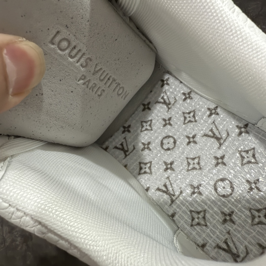图片[9]-【天花板/Goat版】 市场最强版 没有之一的存在💪🏻 Louis Vuitton LV Trainer 系列全新版上架 手里有正品的可以对比下🆚懂货的看细节‼️ 此版品质是市场从未达到的新高度！ 整体版型 皮料 牛仔布的色差 压花纹路清晰度 后跟版型等等 都可以自行对比[机智]吊打市场所有货，怒甩十条街的那种，直接来正品对比图🆚，欢迎拿市场各大工厂的货来对比！ 尺码：35-45码-选品中心