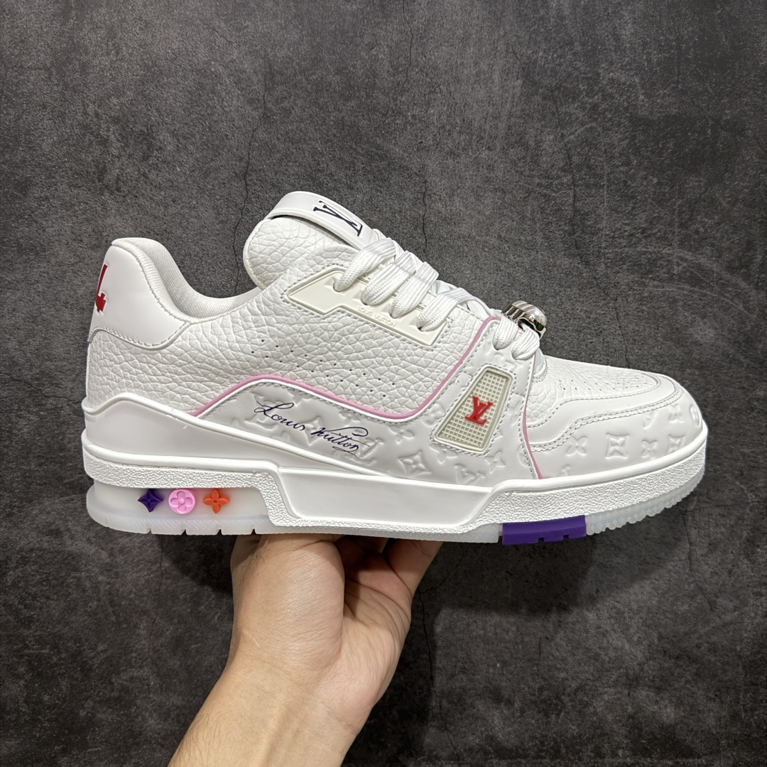 【天花板/Goat版】 市场最强版 没有之一的存在💪🏻 Louis Vuitton LV Trainer 系列全新版上架 手里有正品的可以对比下🆚懂货的看细节‼️ 此版品质是市场从未达到的新高度！ 整体版型 皮料 牛仔布的色差 压花纹路清晰度 后跟版型等等 都可以自行对比[机智]吊打市场所有货，怒甩十条街的那种，直接来正品对比图🆚，欢迎拿市场各大工厂的货来对比！ 尺码：35-45码-选品中心