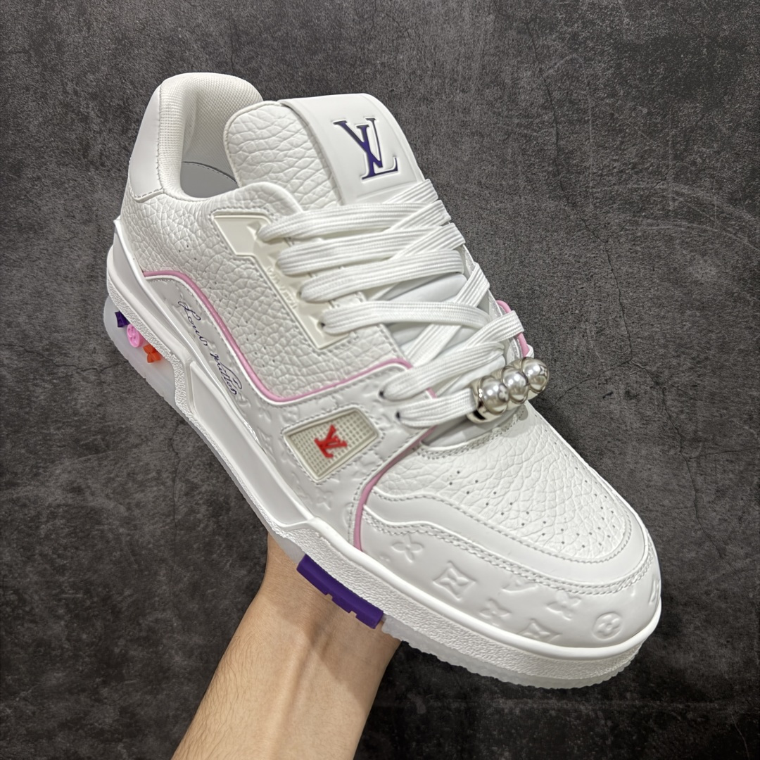 图片[3]-【天花板/Goat版】 市场最强版 没有之一的存在💪🏻 Louis Vuitton LV Trainer 系列全新版上架 手里有正品的可以对比下🆚懂货的看细节‼️ 此版品质是市场从未达到的新高度！ 整体版型 皮料 牛仔布的色差 压花纹路清晰度 后跟版型等等 都可以自行对比[机智]吊打市场所有货，怒甩十条街的那种，直接来正品对比图🆚，欢迎拿市场各大工厂的货来对比！ 尺码：35-45码-选品中心