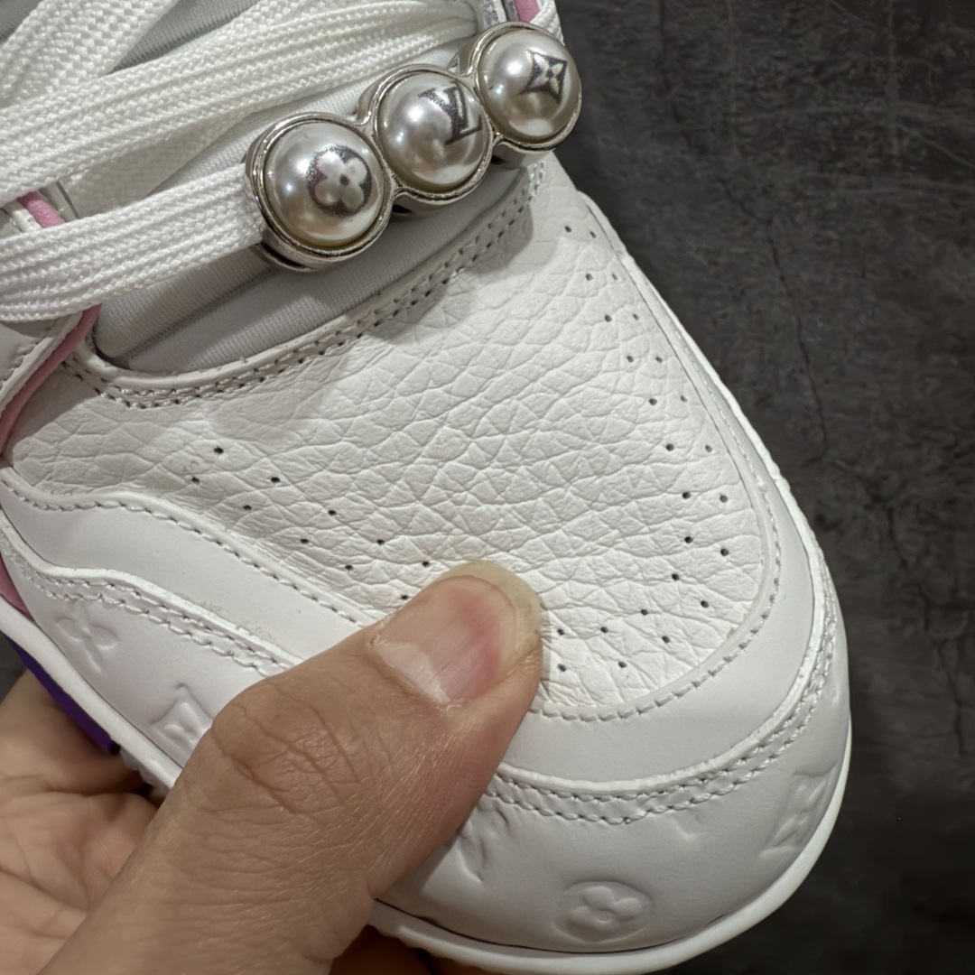 图片[6]-【天花板/Goat版】 市场最强版 没有之一的存在💪🏻 Louis Vuitton LV Trainer 系列全新版上架 手里有正品的可以对比下🆚懂货的看细节‼️ 此版品质是市场从未达到的新高度！ 整体版型 皮料 牛仔布的色差 压花纹路清晰度 后跟版型等等 都可以自行对比[机智]吊打市场所有货，怒甩十条街的那种，直接来正品对比图🆚，欢迎拿市场各大工厂的货来对比！ 尺码：35-45码-选品中心