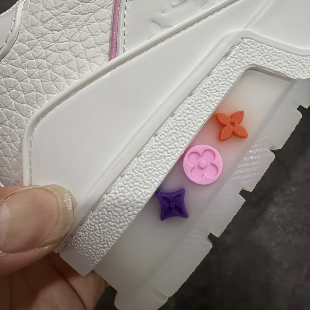 图片[3]-【天花板/Goat版】 市场最强版 没有之一的存在💪🏻 Louis Vuitton LV Trainer 系列全新版上架 手里有正品的可以对比下🆚懂货的看细节‼️ 此版品质是市场从未达到的新高度！ 整体版型 皮料 牛仔布的色差 压花纹路清晰度 后跟版型等等 都可以自行对比[机智]吊打市场所有货，怒甩十条街的那种，直接来正品对比图🆚，欢迎拿市场各大工厂的货来对比！ 尺码：35-45码-选品中心