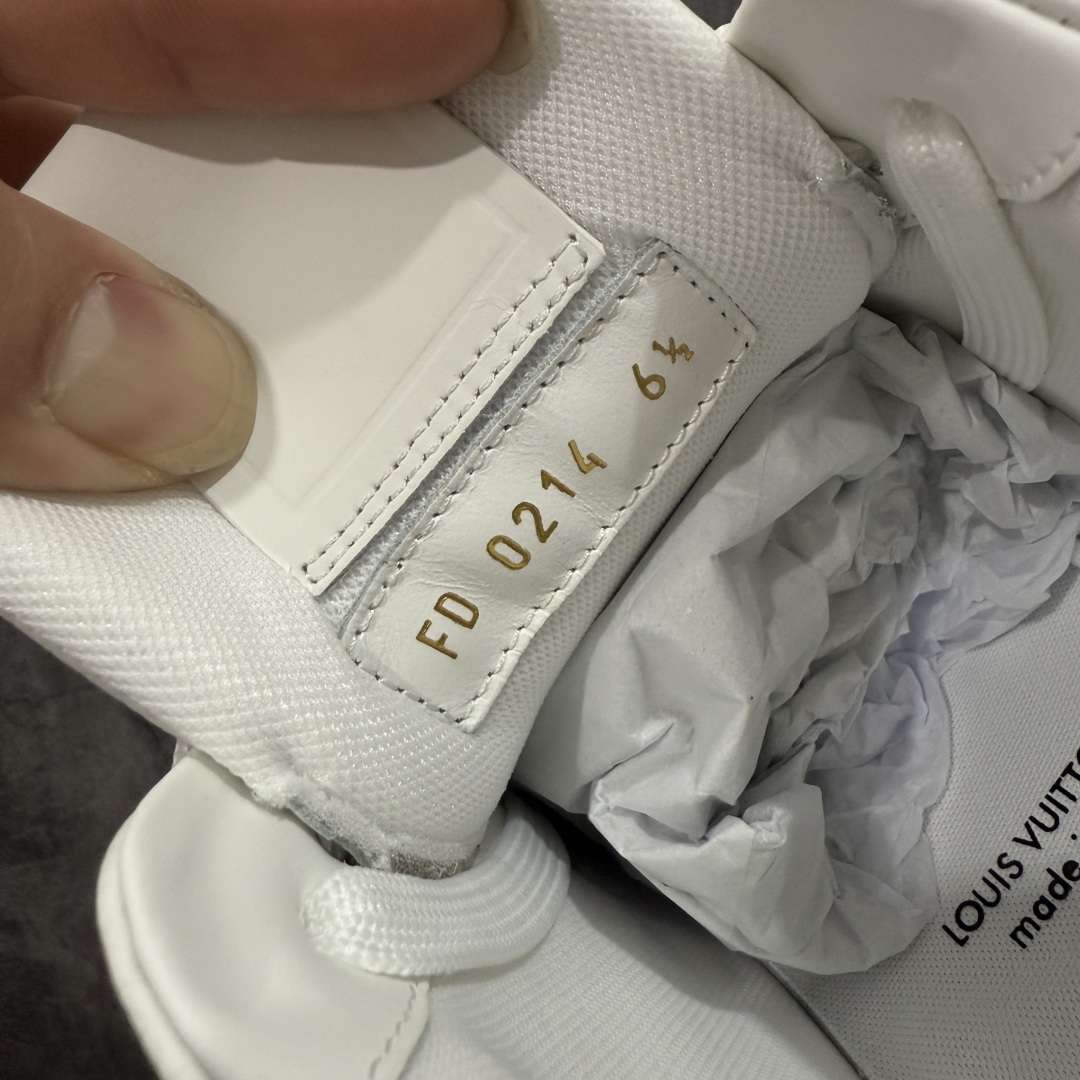 图片[8]-【天花板/Goat版】 市场最强版 没有之一的存在💪🏻 Louis Vuitton LV Trainer 系列全新版上架 手里有正品的可以对比下🆚懂货的看细节‼️ 此版品质是市场从未达到的新高度！ 整体版型 皮料 牛仔布的色差 压花纹路清晰度 后跟版型等等 都可以自行对比[机智]吊打市场所有货，怒甩十条街的那种，直接来正品对比图🆚，欢迎拿市场各大工厂的货来对比！ 尺码：35-45码-选品中心