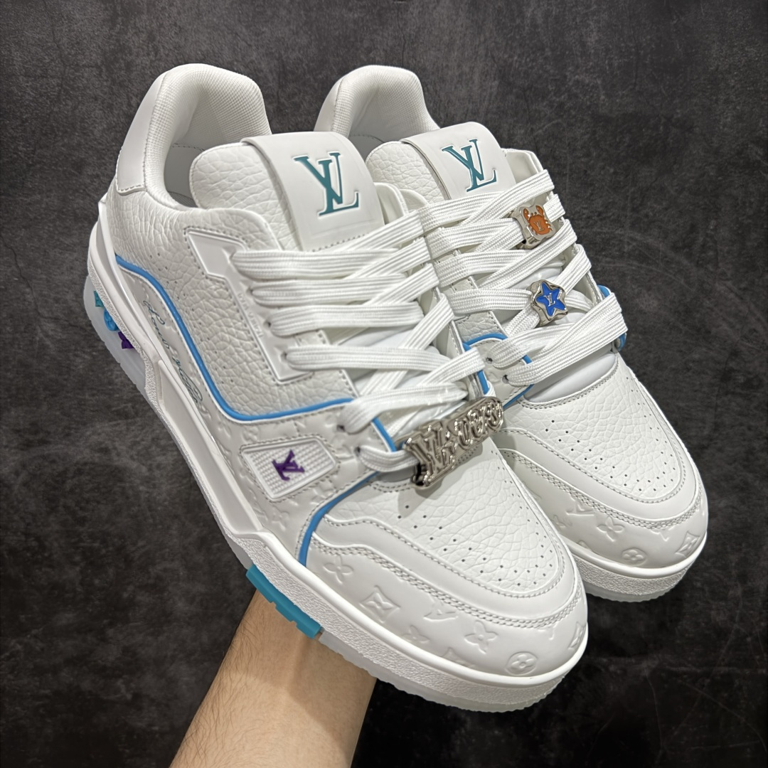 【天花板/Goat版】 市场最强版 没有之一的存在💪🏻 Louis Vuitton LV Trainer 系列全新版上架 手里有正品的可以对比下🆚懂货的看细节‼️ 此版品质是市场从未达到的新高度！ 整体版型 皮料 牛仔布的色差 压花纹路清晰度 后跟版型等等 都可以自行对比[机智]吊打市场所有货，怒甩十条街的那种，直接来正品对比图🆚，欢迎拿市场各大工厂的货来对比！ 尺码：35-45码-选品中心