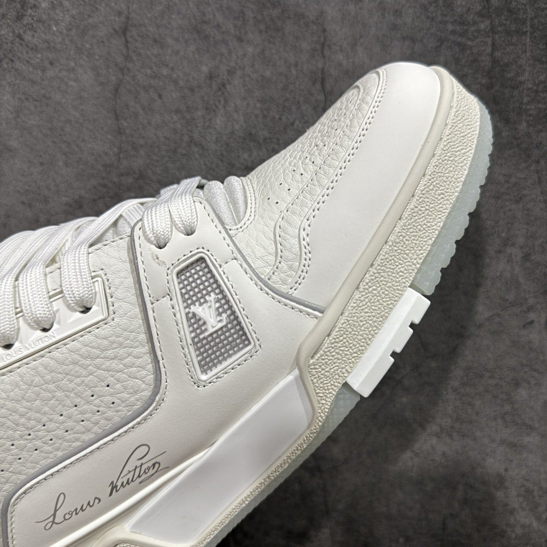图片[6]-【天花板/Goat版】 市场最强版 没有之一的存在💪🏻 Louis Vuitton LV Trainer 系列全新版上架 白水泥 手里有正品的可以对比下🆚懂货的看细节‼️ 此版品质是市场从未达到的新高度！ 整体版型 皮料 牛仔布的色差 压花纹路清晰度 后跟版型等等 都可以自行对比[机智]吊打市场所有货，怒甩十条街的那种，直接来正品对比图🆚，欢迎拿市场各大工厂的货来对比！ 尺码：35-45码-选品中心