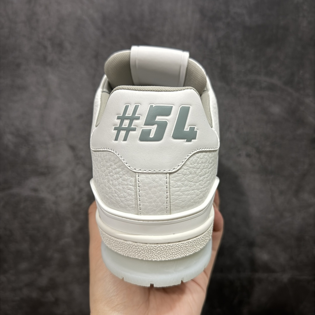 图片[4]-【天花板/Goat版】 市场最强版 没有之一的存在💪🏻 Louis Vuitton LV Trainer 系列全新版上架 白水泥 手里有正品的可以对比下🆚懂货的看细节‼️ 此版品质是市场从未达到的新高度！ 整体版型 皮料 牛仔布的色差 压花纹路清晰度 后跟版型等等 都可以自行对比[机智]吊打市场所有货，怒甩十条街的那种，直接来正品对比图🆚，欢迎拿市场各大工厂的货来对比！ 尺码：35-45码-选品中心