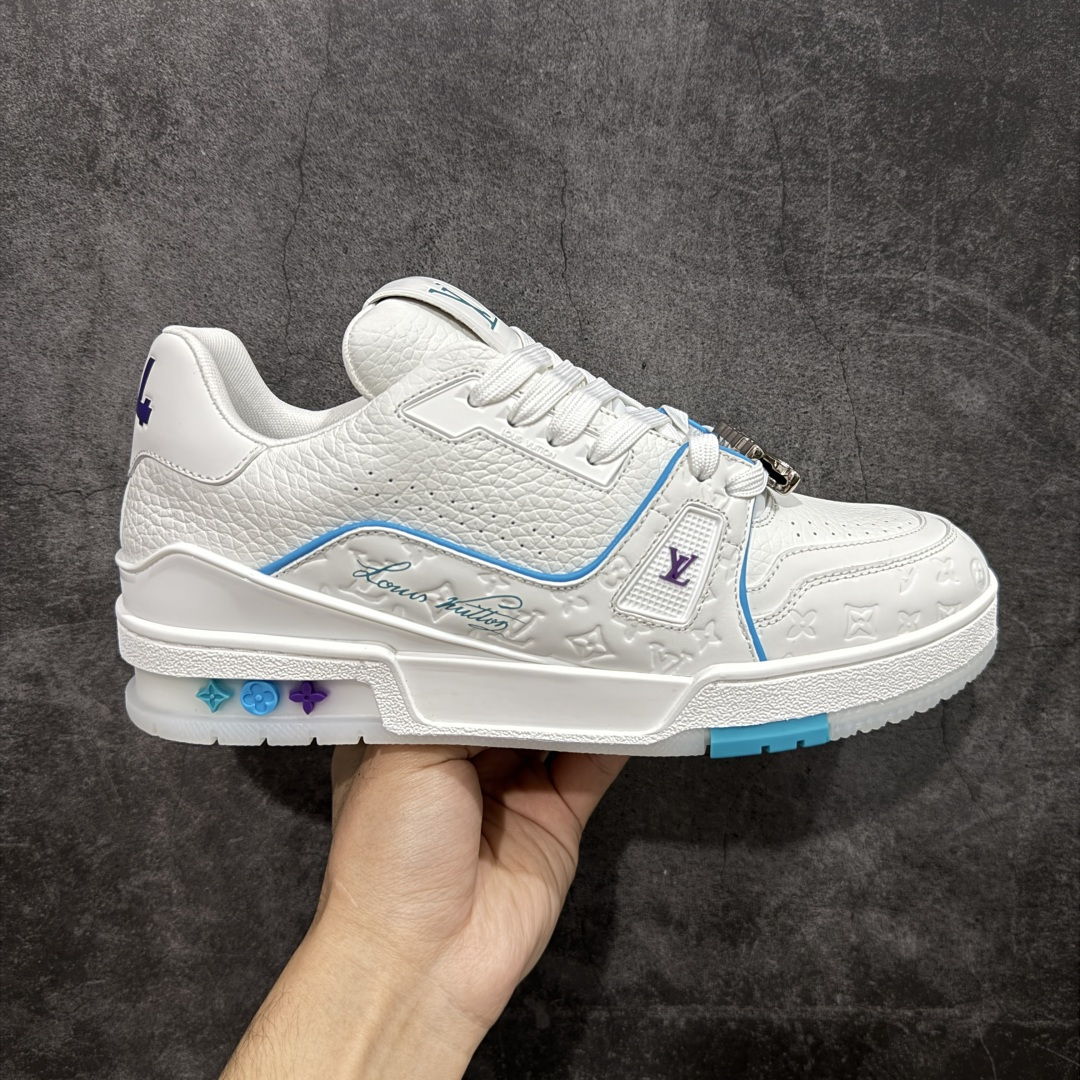 【天花板/Goat版】 市场最强版 没有之一的存在💪🏻 Louis Vuitton LV Trainer 系列全新版上架 手里有正品的可以对比下🆚懂货的看细节‼️ 此版品质是市场从未达到的新高度！ 整体版型 皮料 牛仔布的色差 压花纹路清晰度 后跟版型等等 都可以自行对比[机智]吊打市场所有货，怒甩十条街的那种，直接来正品对比图🆚，欢迎拿市场各大工厂的货来对比！ 尺码：35-45码-选品中心