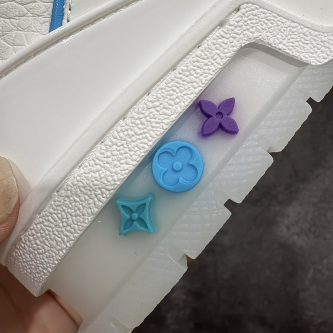 图片[3]-【天花板/Goat版】 市场最强版 没有之一的存在💪🏻 Louis Vuitton LV Trainer 系列全新版上架 手里有正品的可以对比下🆚懂货的看细节‼️ 此版品质是市场从未达到的新高度！ 整体版型 皮料 牛仔布的色差 压花纹路清晰度 后跟版型等等 都可以自行对比[机智]吊打市场所有货，怒甩十条街的那种，直接来正品对比图🆚，欢迎拿市场各大工厂的货来对比！ 尺码：35-45码-选品中心