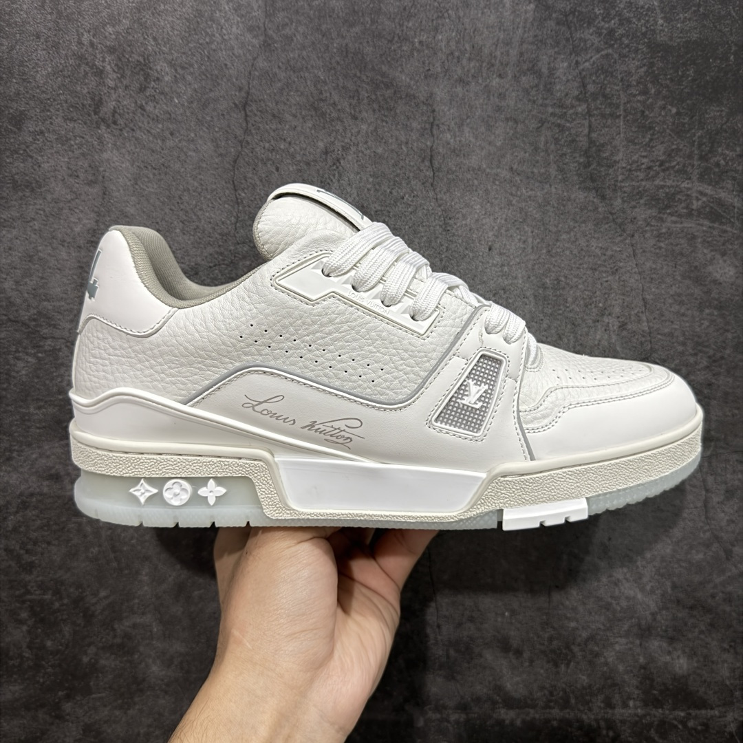 【天花板/Goat版】 市场最强版 没有之一的存在💪🏻 Louis Vuitton LV Trainer 系列全新版上架 白水泥 手里有正品的可以对比下🆚懂货的看细节‼️ 此版品质是市场从未达到的新高度！ 整体版型 皮料 牛仔布的色差 压花纹路清晰度 后跟版型等等 都可以自行对比[机智]吊打市场所有货，怒甩十条街的那种，直接来正品对比图🆚，欢迎拿市场各大工厂的货来对比！ 尺码：35-45码-选品中心