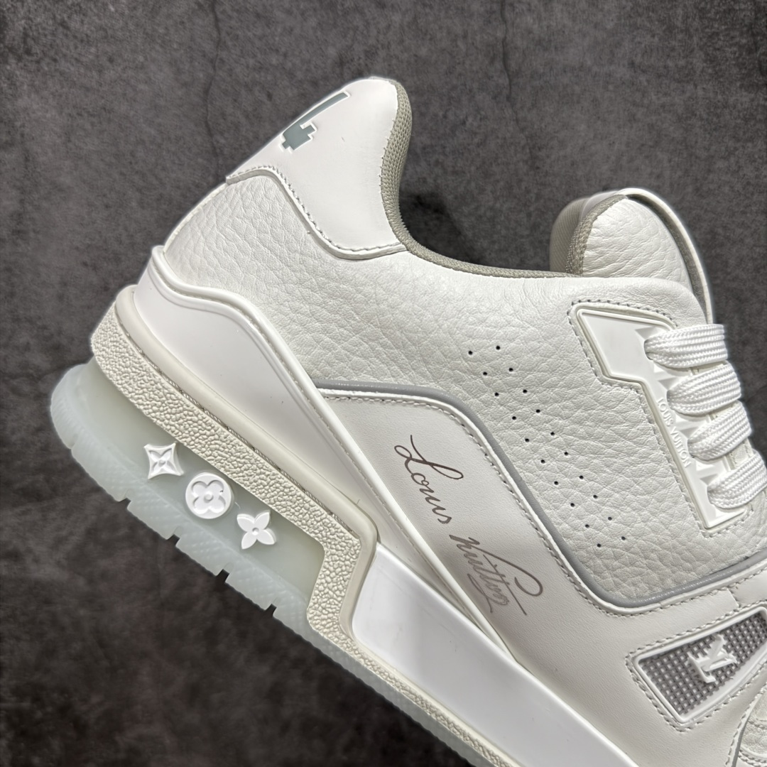 图片[7]-【天花板/Goat版】 市场最强版 没有之一的存在💪🏻 Louis Vuitton LV Trainer 系列全新版上架 白水泥 手里有正品的可以对比下🆚懂货的看细节‼️ 此版品质是市场从未达到的新高度！ 整体版型 皮料 牛仔布的色差 压花纹路清晰度 后跟版型等等 都可以自行对比[机智]吊打市场所有货，怒甩十条街的那种，直接来正品对比图🆚，欢迎拿市场各大工厂的货来对比！ 尺码：35-45码-选品中心