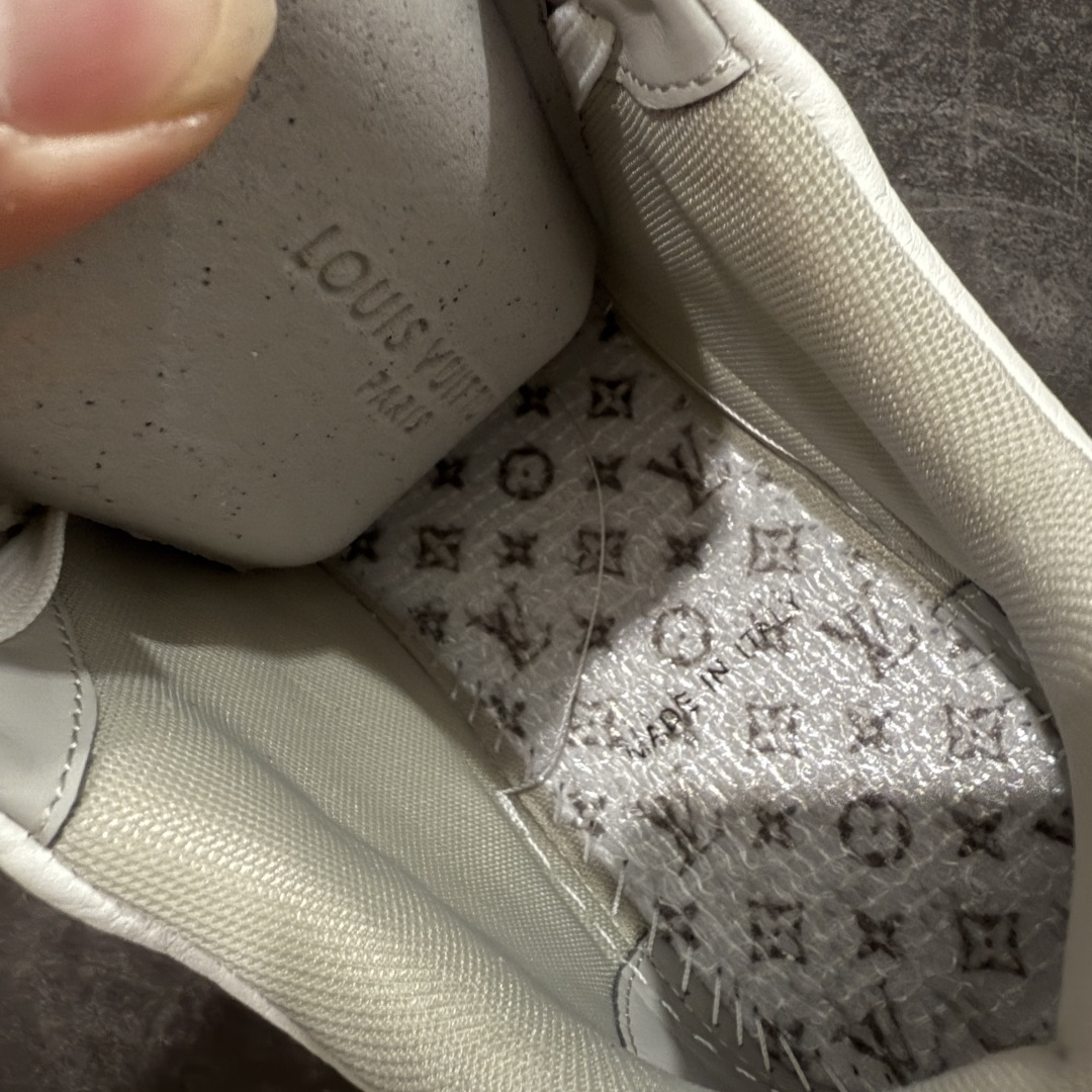 图片[10]-【天花板/Goat版】 市场最强版 没有之一的存在💪🏻 Louis Vuitton LV Trainer 系列全新版上架 手里有正品的可以对比下🆚懂货的看细节‼️ 此版品质是市场从未达到的新高度！ 整体版型 皮料 牛仔布的色差 压花纹路清晰度 后跟版型等等 都可以自行对比[机智]吊打市场所有货，怒甩十条街的那种，直接来正品对比图🆚，欢迎拿市场各大工厂的货来对比！ 尺码：35-45码-选品中心