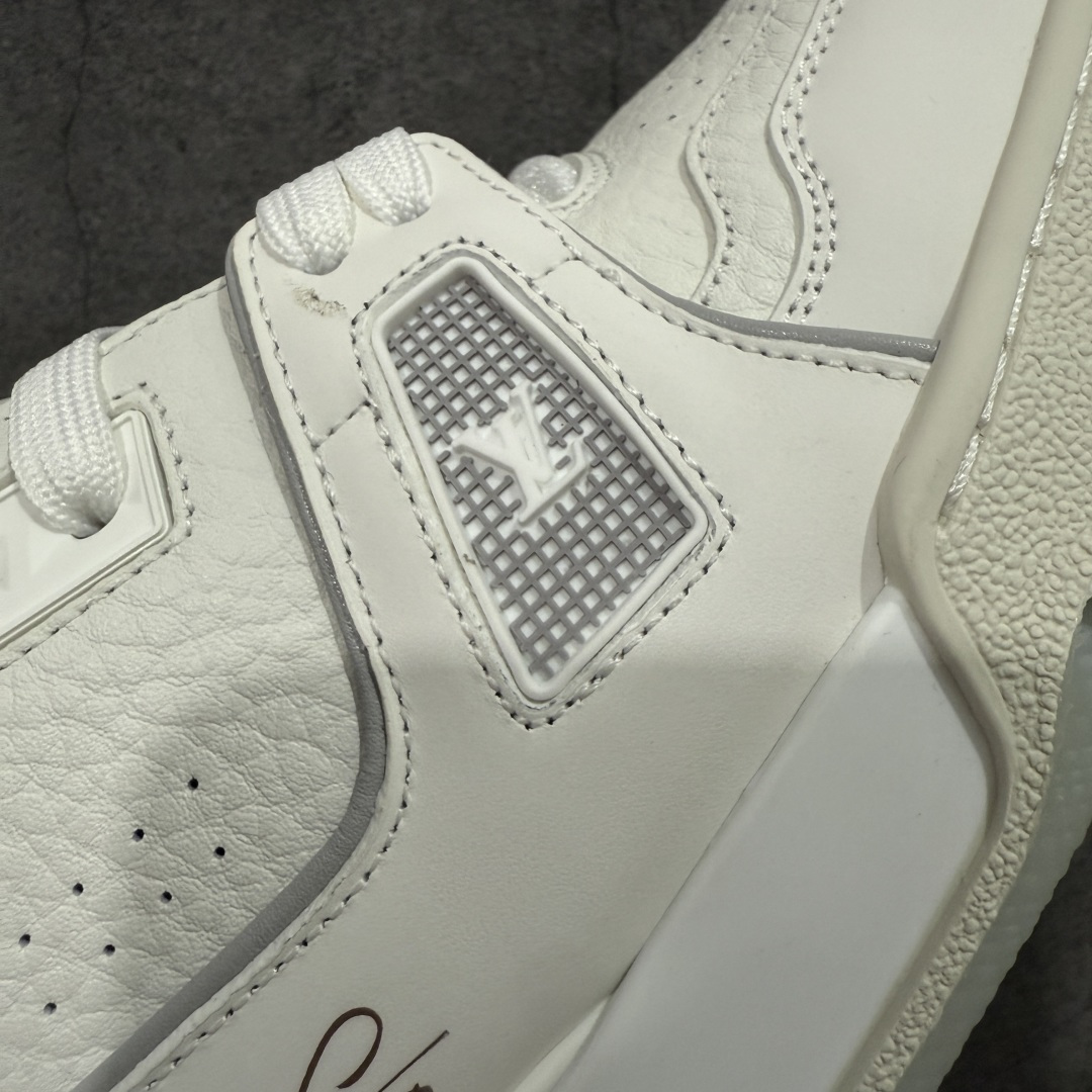 图片[5]-【天花板/Goat版】 市场最强版 没有之一的存在💪🏻 Louis Vuitton LV Trainer 系列全新版上架 手里有正品的可以对比下🆚懂货的看细节‼️ 此版品质是市场从未达到的新高度！ 整体版型 皮料 牛仔布的色差 压花纹路清晰度 后跟版型等等 都可以自行对比[机智]吊打市场所有货，怒甩十条街的那种，直接来正品对比图🆚，欢迎拿市场各大工厂的货来对比！ 尺码：35-45码-选品中心