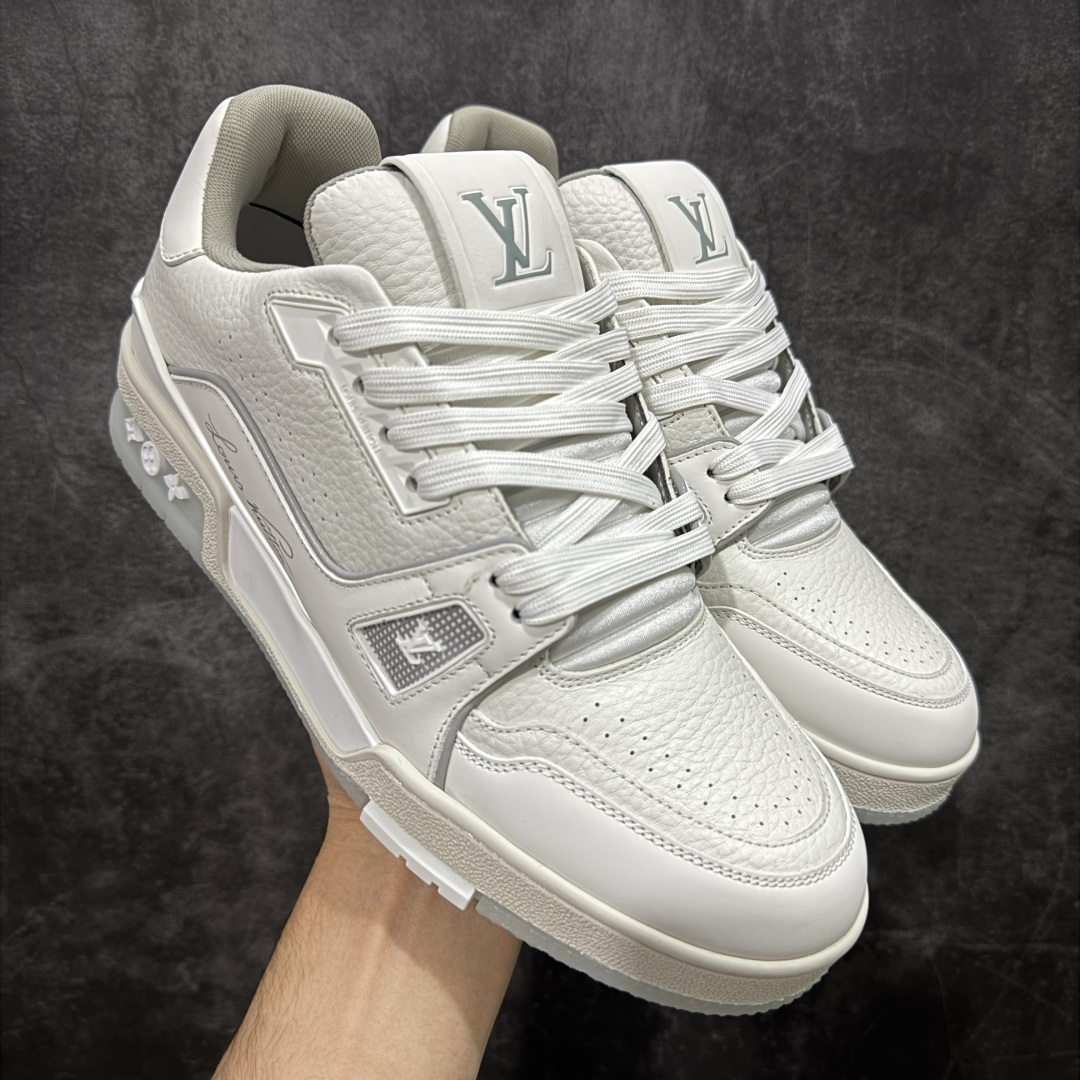 【天花板/Goat版】 市场最强版 没有之一的存在💪🏻 Louis Vuitton LV Trainer 系列全新版上架 手里有正品的可以对比下🆚懂货的看细节‼️ 此版品质是市场从未达到的新高度！ 整体版型 皮料 牛仔布的色差 压花纹路清晰度 后跟版型等等 都可以自行对比[机智]吊打市场所有货，怒甩十条街的那种，直接来正品对比图🆚，欢迎拿市场各大工厂的货来对比！ 尺码：35-45码-选品中心