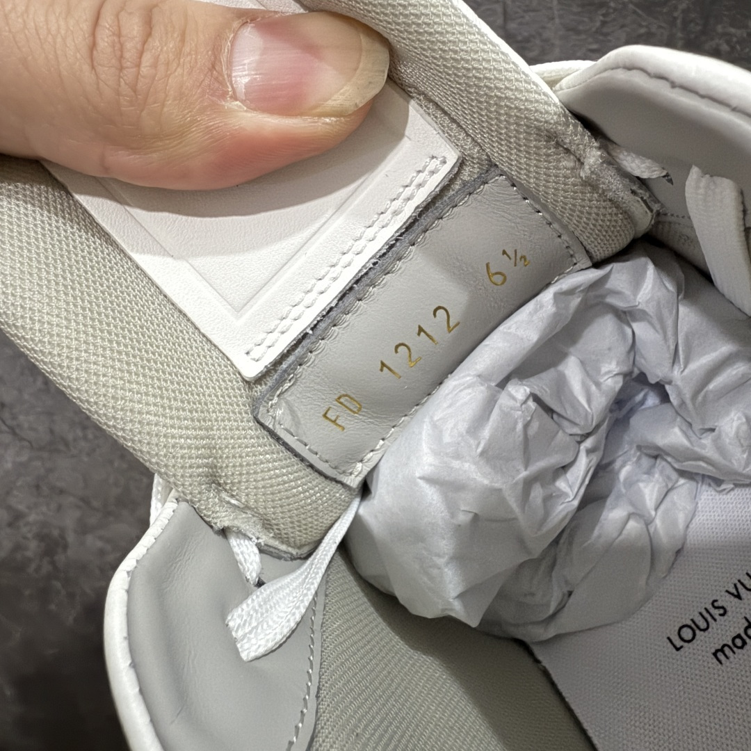 图片[8]-【天花板/Goat版】 市场最强版 没有之一的存在💪🏻 Louis Vuitton LV Trainer 系列全新版上架 手里有正品的可以对比下🆚懂货的看细节‼️ 此版品质是市场从未达到的新高度！ 整体版型 皮料 牛仔布的色差 压花纹路清晰度 后跟版型等等 都可以自行对比[机智]吊打市场所有货，怒甩十条街的那种，直接来正品对比图🆚，欢迎拿市场各大工厂的货来对比！ 尺码：35-45码-选品中心