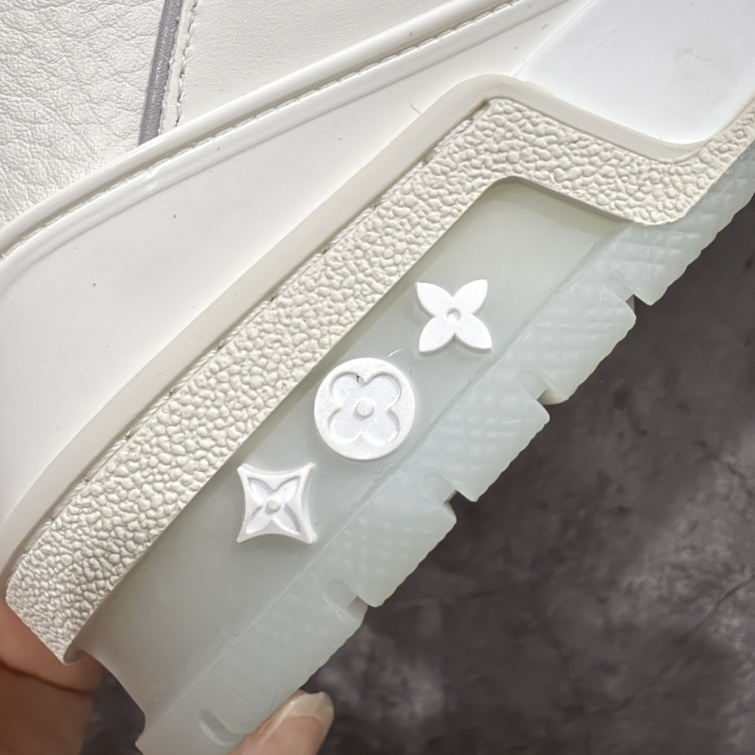 图片[3]-【天花板/Goat版】 市场最强版 没有之一的存在💪🏻 Louis Vuitton LV Trainer 系列全新版上架 手里有正品的可以对比下🆚懂货的看细节‼️ 此版品质是市场从未达到的新高度！ 整体版型 皮料 牛仔布的色差 压花纹路清晰度 后跟版型等等 都可以自行对比[机智]吊打市场所有货，怒甩十条街的那种，直接来正品对比图🆚，欢迎拿市场各大工厂的货来对比！ 尺码：35-45码-选品中心