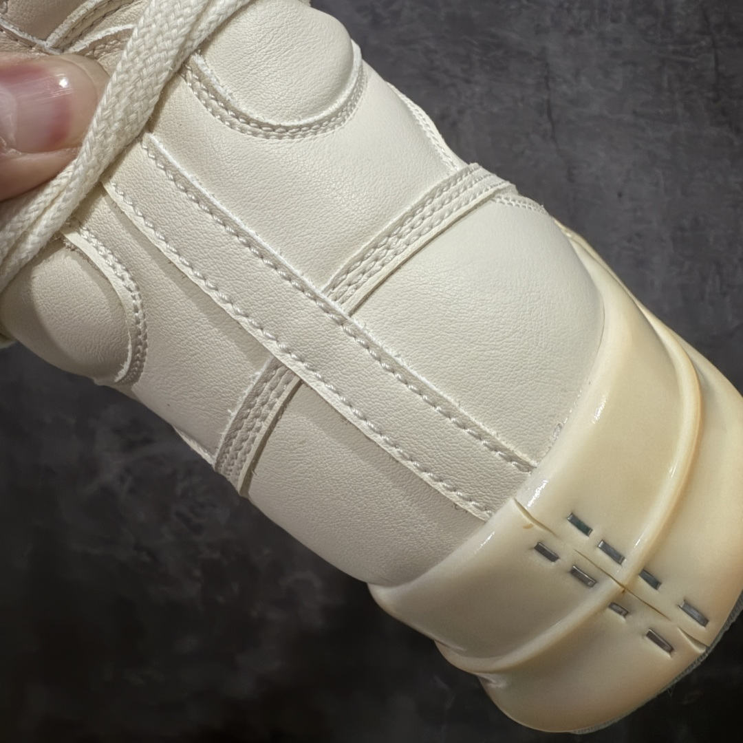 图片[9]-【莞产G版】RO / Rick Owens 瑞克·欧文斯 复古OG元年大耐克 米白色皮面高帮 【大底】 TPU鞋底➕橡胶底片➕内置软木 【皮料】 东莞原厂进口全新2025年新材质“摔纹粒面水染头层小牛皮” 【鞋带】 鞋带采用水染定织法工艺，高密度之下，透出光泽感！ 【拉链】 RO拉链定制logo刻字、拉顺感十足，无阻断感！ 【鞋头】全黑小牛皮，软糯，轻轻按压有牛皮细细的纹理质感！ 【鞋舌】内里也是全牛皮，一整张牛皮切割，无拼皮、无边角料皮！ 【鞋垫】整张牛皮鞋垫 独家私人开模冲孔！ 【尺码】 ：36 37 38 39 40 41 42 43 44 45 46！ 即将出货47、48！-选品中心