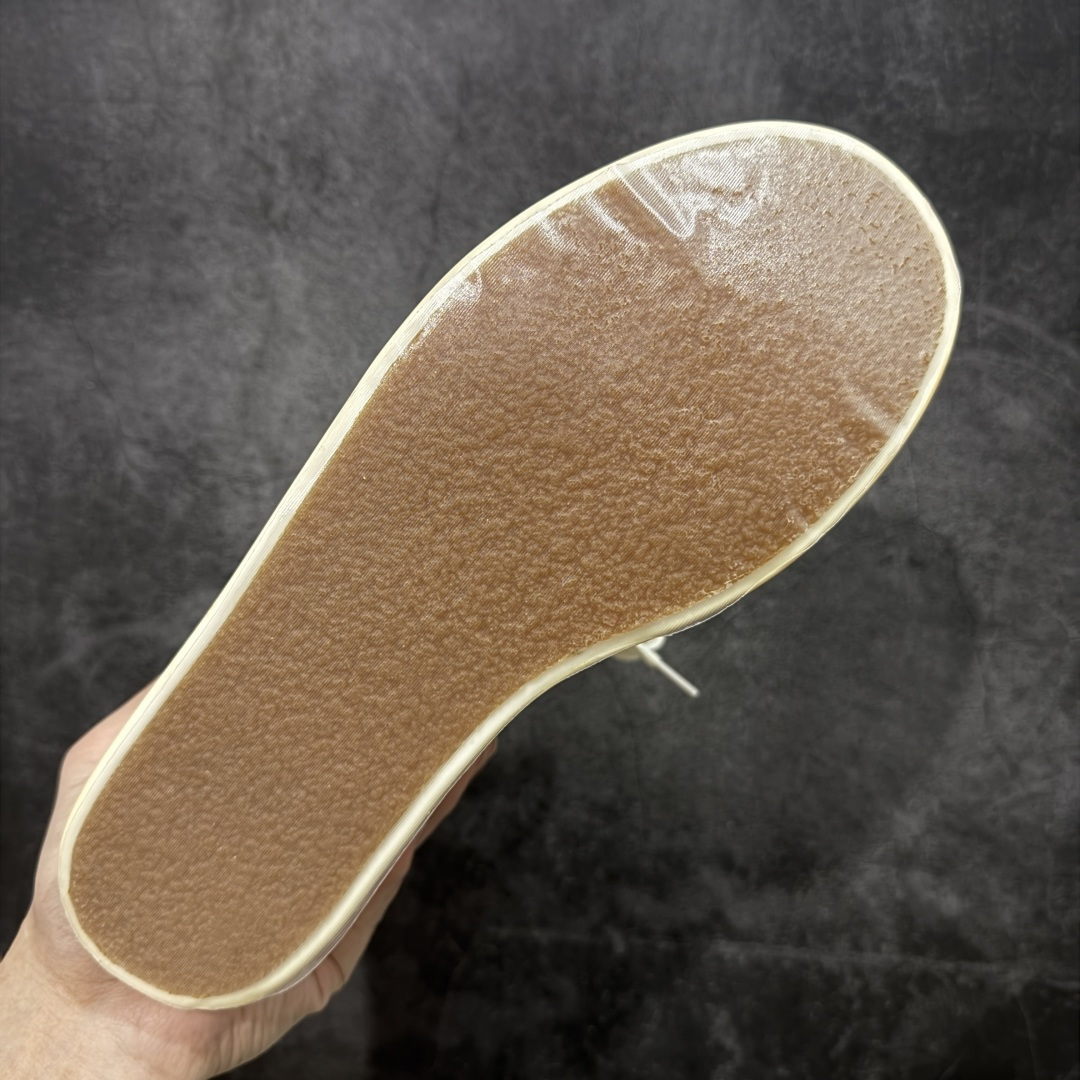 图片[8]-【莞产G版】RO / Rick Owens 瑞克·欧文斯 复古OG元年大耐克 米白色皮面高帮 【大底】 TPU鞋底➕橡胶底片➕内置软木 【皮料】 东莞原厂进口全新2025年新材质“摔纹粒面水染头层小牛皮” 【鞋带】 鞋带采用水染定织法工艺，高密度之下，透出光泽感！ 【拉链】 RO拉链定制logo刻字、拉顺感十足，无阻断感！ 【鞋头】全黑小牛皮，软糯，轻轻按压有牛皮细细的纹理质感！ 【鞋舌】内里也是全牛皮，一整张牛皮切割，无拼皮、无边角料皮！ 【鞋垫】整张牛皮鞋垫 独家私人开模冲孔！ 【尺码】 ：36 37 38 39 40 41 42 43 44 45 46！ 即将出货47、48！-选品中心