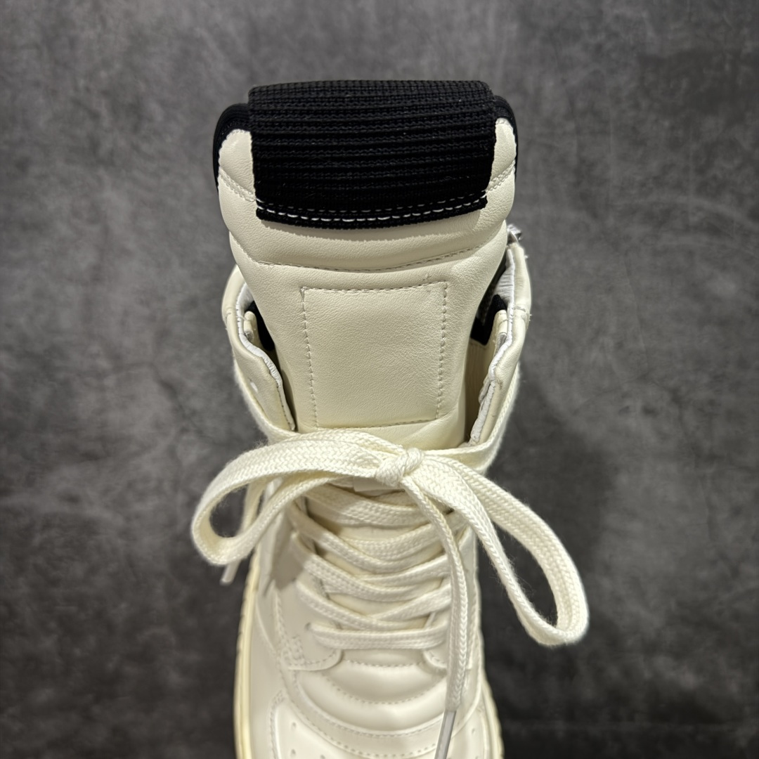 图片[6]-【莞产G版】RO / Rick Owens 瑞克·欧文斯 复古OG元年大耐克 米白色皮面高帮 【大底】 TPU鞋底➕橡胶底片➕内置软木 【皮料】 东莞原厂进口全新2025年新材质“摔纹粒面水染头层小牛皮” 【鞋带】 鞋带采用水染定织法工艺，高密度之下，透出光泽感！ 【拉链】 RO拉链定制logo刻字、拉顺感十足，无阻断感！ 【鞋头】全黑小牛皮，软糯，轻轻按压有牛皮细细的纹理质感！ 【鞋舌】内里也是全牛皮，一整张牛皮切割，无拼皮、无边角料皮！ 【鞋垫】整张牛皮鞋垫 独家私人开模冲孔！ 【尺码】 ：36 37 38 39 40 41 42 43 44 45 46！ 即将出货47、48！-选品中心