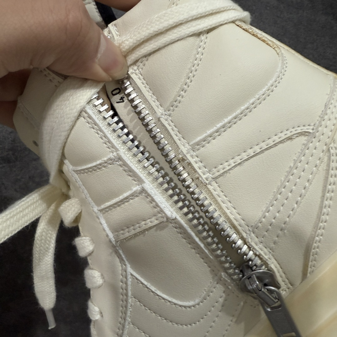 图片[7]-【莞产G版】RO / Rick Owens 瑞克·欧文斯 复古OG元年大耐克 米白色皮面高帮 【大底】 TPU鞋底➕橡胶底片➕内置软木 【皮料】 东莞原厂进口全新2025年新材质“摔纹粒面水染头层小牛皮” 【鞋带】 鞋带采用水染定织法工艺，高密度之下，透出光泽感！ 【拉链】 RO拉链定制logo刻字、拉顺感十足，无阻断感！ 【鞋头】全黑小牛皮，软糯，轻轻按压有牛皮细细的纹理质感！ 【鞋舌】内里也是全牛皮，一整张牛皮切割，无拼皮、无边角料皮！ 【鞋垫】整张牛皮鞋垫 独家私人开模冲孔！ 【尺码】 ：36 37 38 39 40 41 42 43 44 45 46！ 即将出货47、48！-选品中心