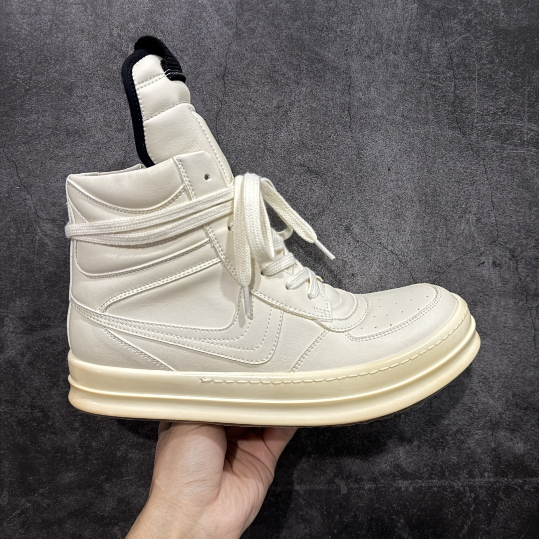 【莞产G版】RO / Rick Owens 瑞克·欧文斯 复古OG元年大耐克 米白色皮面高帮 【大底】 TPU鞋底➕橡胶底片➕内置软木 【皮料】 东莞原厂进口全新2025年新材质“摔纹粒面水染头层小牛皮” 【鞋带】 鞋带采用水染定织法工艺，高密度之下，透出光泽感！ 【拉链】 RO拉链定制logo刻字、拉顺感十足，无阻断感！ 【鞋头】全黑小牛皮，软糯，轻轻按压有牛皮细细的纹理质感！ 【鞋舌】内里也是全牛皮，一整张牛皮切割，无拼皮、无边角料皮！ 【鞋垫】整张牛皮鞋垫 独家私人开模冲孔！ 【尺码】 ：36 37 38 39 40 41 42 43 44 45 46！ 即将出货47、48！-选品中心