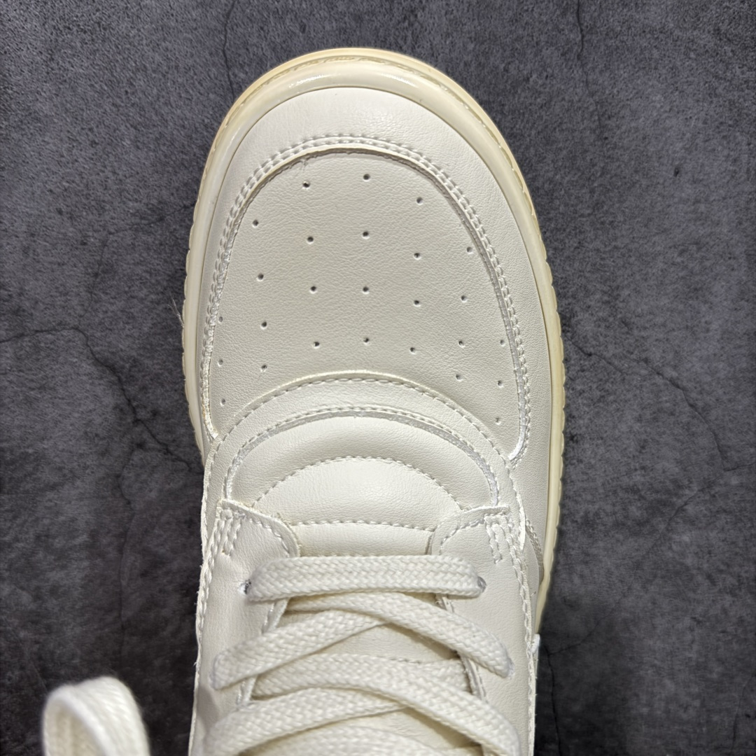 图片[3]-【莞产G版】RO / Rick Owens 瑞克·欧文斯 复古OG元年大耐克 米白色皮面高帮 【大底】 TPU鞋底➕橡胶底片➕内置软木 【皮料】 东莞原厂进口全新2025年新材质“摔纹粒面水染头层小牛皮” 【鞋带】 鞋带采用水染定织法工艺，高密度之下，透出光泽感！ 【拉链】 RO拉链定制logo刻字、拉顺感十足，无阻断感！ 【鞋头】全黑小牛皮，软糯，轻轻按压有牛皮细细的纹理质感！ 【鞋舌】内里也是全牛皮，一整张牛皮切割，无拼皮、无边角料皮！ 【鞋垫】整张牛皮鞋垫 独家私人开模冲孔！ 【尺码】 ：36 37 38 39 40 41 42 43 44 45 46！ 即将出货47、48！-选品中心