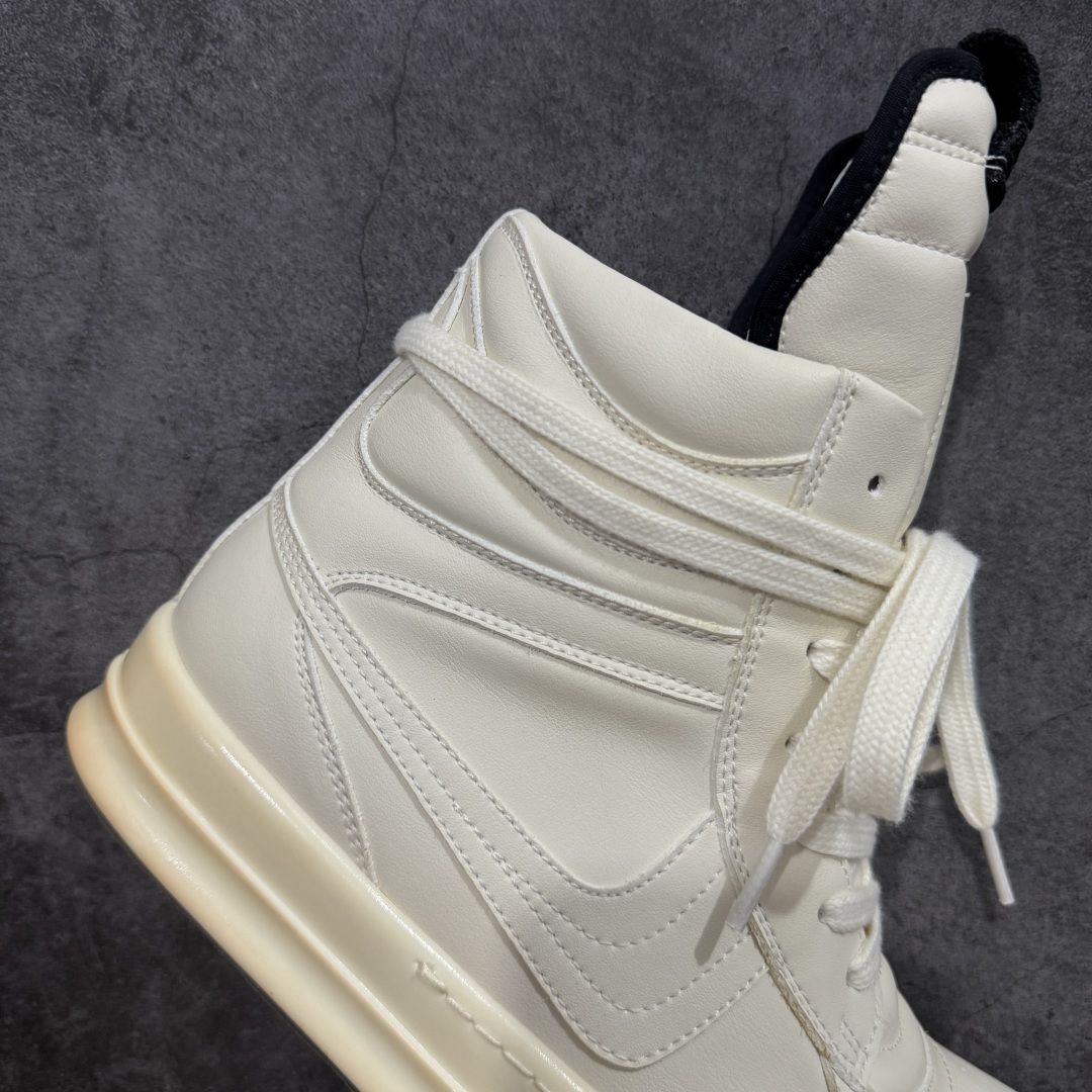 图片[5]-【莞产G版】RO / Rick Owens 瑞克·欧文斯 复古OG元年大耐克 米白色皮面高帮 【大底】 TPU鞋底➕橡胶底片➕内置软木 【皮料】 东莞原厂进口全新2025年新材质“摔纹粒面水染头层小牛皮” 【鞋带】 鞋带采用水染定织法工艺，高密度之下，透出光泽感！ 【拉链】 RO拉链定制logo刻字、拉顺感十足，无阻断感！ 【鞋头】全黑小牛皮，软糯，轻轻按压有牛皮细细的纹理质感！ 【鞋舌】内里也是全牛皮，一整张牛皮切割，无拼皮、无边角料皮！ 【鞋垫】整张牛皮鞋垫 独家私人开模冲孔！ 【尺码】 ：36 37 38 39 40 41 42 43 44 45 46！ 即将出货47、48！-选品中心