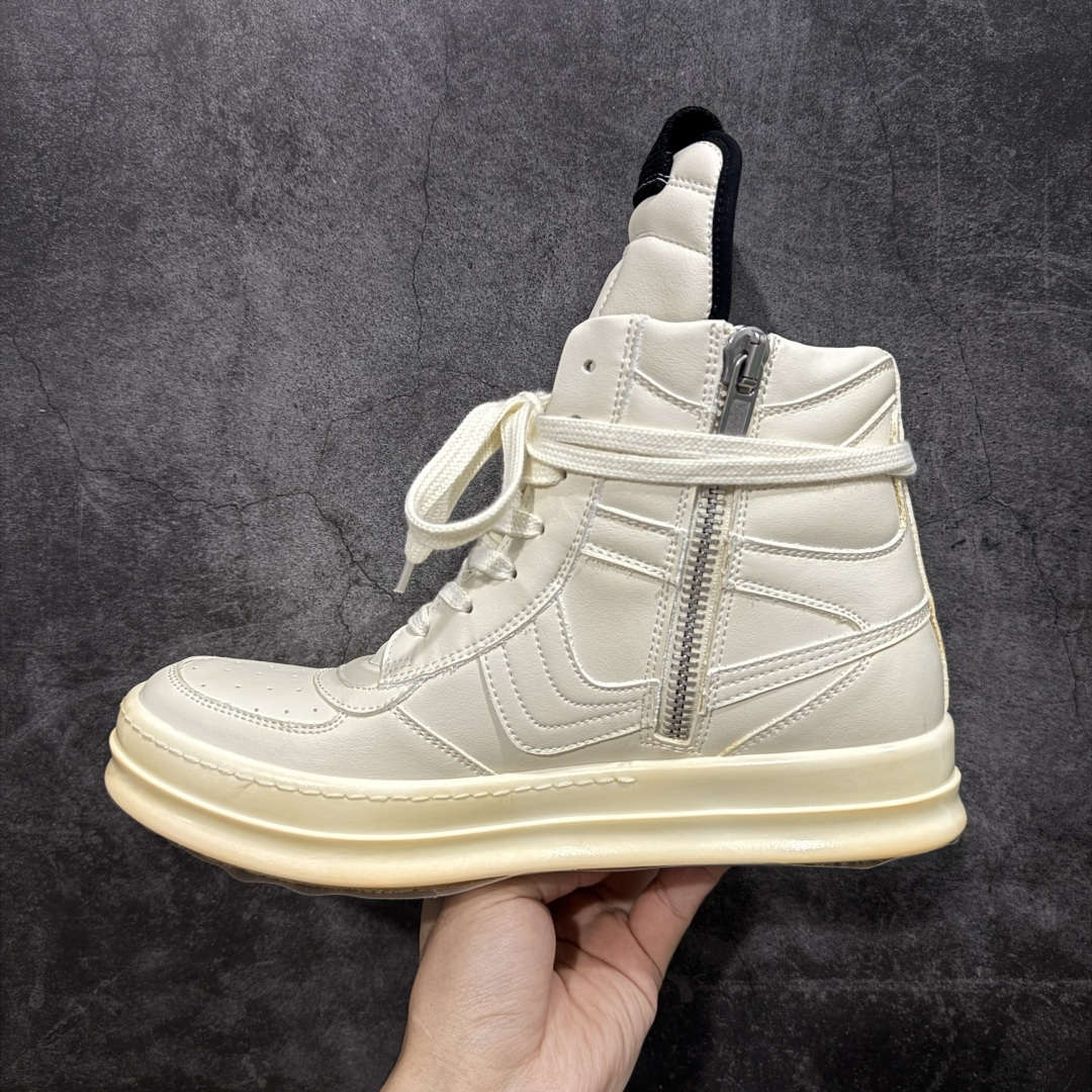 图片[2]-【莞产G版】RO / Rick Owens 瑞克·欧文斯 复古OG元年大耐克 米白色皮面高帮 【大底】 TPU鞋底➕橡胶底片➕内置软木 【皮料】 东莞原厂进口全新2025年新材质“摔纹粒面水染头层小牛皮” 【鞋带】 鞋带采用水染定织法工艺，高密度之下，透出光泽感！ 【拉链】 RO拉链定制logo刻字、拉顺感十足，无阻断感！ 【鞋头】全黑小牛皮，软糯，轻轻按压有牛皮细细的纹理质感！ 【鞋舌】内里也是全牛皮，一整张牛皮切割，无拼皮、无边角料皮！ 【鞋垫】整张牛皮鞋垫 独家私人开模冲孔！ 【尺码】 ：36 37 38 39 40 41 42 43 44 45 46！ 即将出货47、48！-选品中心