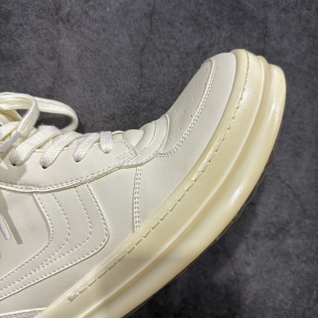 图片[4]-【莞产G版】RO / Rick Owens 瑞克·欧文斯 复古OG元年大耐克 米白色皮面高帮 【大底】 TPU鞋底➕橡胶底片➕内置软木 【皮料】 东莞原厂进口全新2025年新材质“摔纹粒面水染头层小牛皮” 【鞋带】 鞋带采用水染定织法工艺，高密度之下，透出光泽感！ 【拉链】 RO拉链定制logo刻字、拉顺感十足，无阻断感！ 【鞋头】全黑小牛皮，软糯，轻轻按压有牛皮细细的纹理质感！ 【鞋舌】内里也是全牛皮，一整张牛皮切割，无拼皮、无边角料皮！ 【鞋垫】整张牛皮鞋垫 独家私人开模冲孔！ 【尺码】 ：36 37 38 39 40 41 42 43 44 45 46！ 即将出货47、48！-选品中心