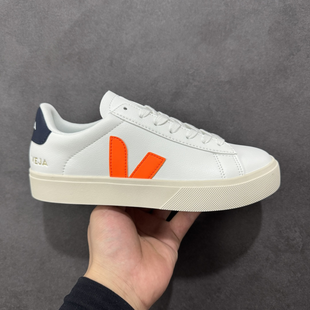 【福利特价】veja Recife Logo CHROMEFREE LEA 法国小众品牌Veja小白鞋 经典小板鞋 增高且有型 妥妥的通勤之王 VEJA始终以绿色地球和低碳运动为宗旨 品牌的所有单品也均用环保材料制作 始终以行动承担对环境的责任 此款VEJA 男女款情侣运动鞋 采用透气皮革鞋面 时尚简约 轻薄舒适 货号: CP052195 尺码: 36-45没半码-选品中心