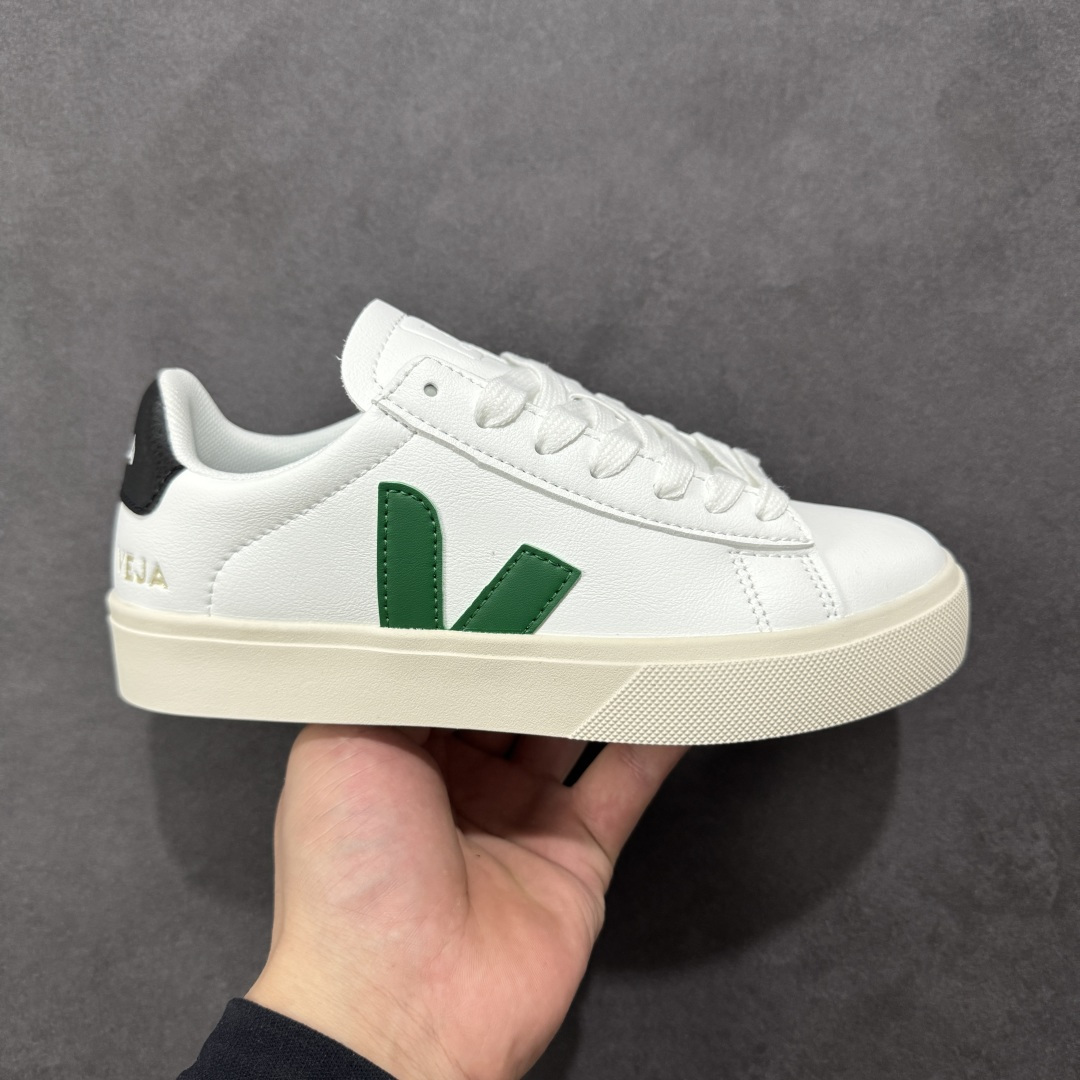 【福利特价】veja Recife Logo CHROMEFREE LEA 法国小众品牌Veja小白鞋 经典小板鞋 增高且有型 妥妥的通勤之王 VEJA始终以绿色地球和低碳运动为宗旨 品牌的所有单品也均用环保材料制作 始终以行动承担对环境的责任 此款VEJA 男女款情侣运动鞋 采用透气皮革鞋面 时尚简约 轻薄舒适 货号: CP051928 尺码: 36-45没半码-选品中心