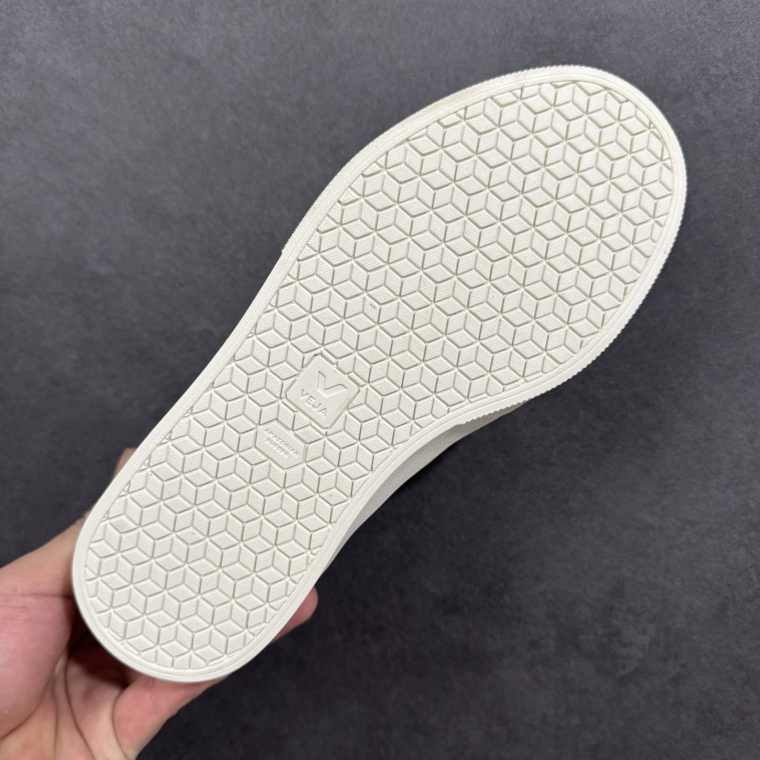 图片[9]-【福利特价】veja Recife Logo CHROMEFREE LEA 法国小众品牌Veja小白鞋 经典小板鞋 增高且有型 妥妥的通勤之王 VEJA始终以绿色地球和低碳运动为宗旨 品牌的所有单品也均用环保材料制作 始终以行动承担对环境的责任 此款VEJA 男女款情侣运动鞋 采用透气皮革鞋面 时尚简约 轻薄舒适 货号： CP051928 尺码： 36-45没半码-选品中心