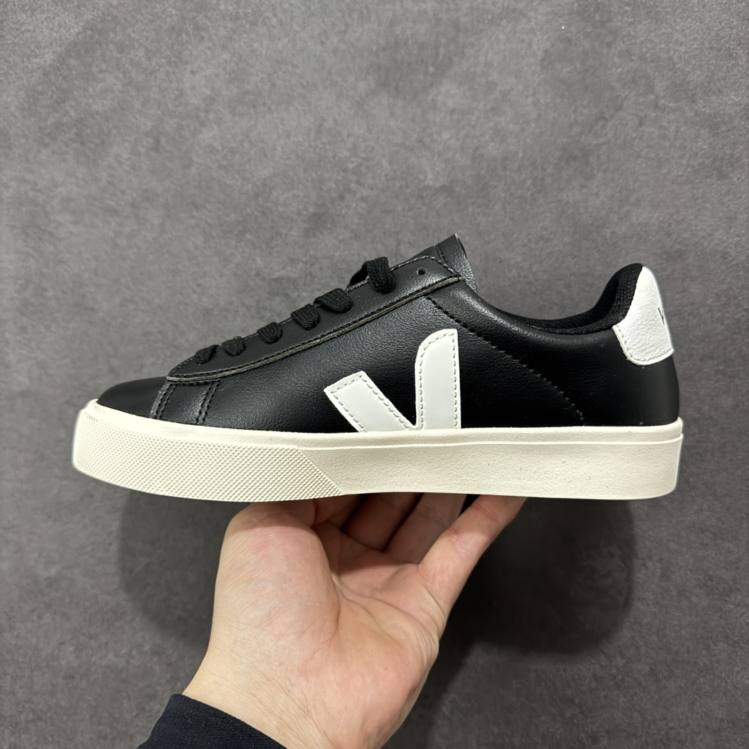 图片[2]-【福利特价】veja Recife Logo CHROMEFREE LEA 法国小众品牌Veja小白鞋 经典小板鞋 增高且有型 妥妥的通勤之王 VEJA始终以绿色地球和低碳运动为宗旨 品牌的所有单品也均用环保材料制作 始终以行动承担对环境的责任 此款VEJA 男女款情侣运动鞋 采用透气皮革鞋面 时尚简约 轻薄舒适 货号： CP051215 尺码： 36-45没半码-选品中心