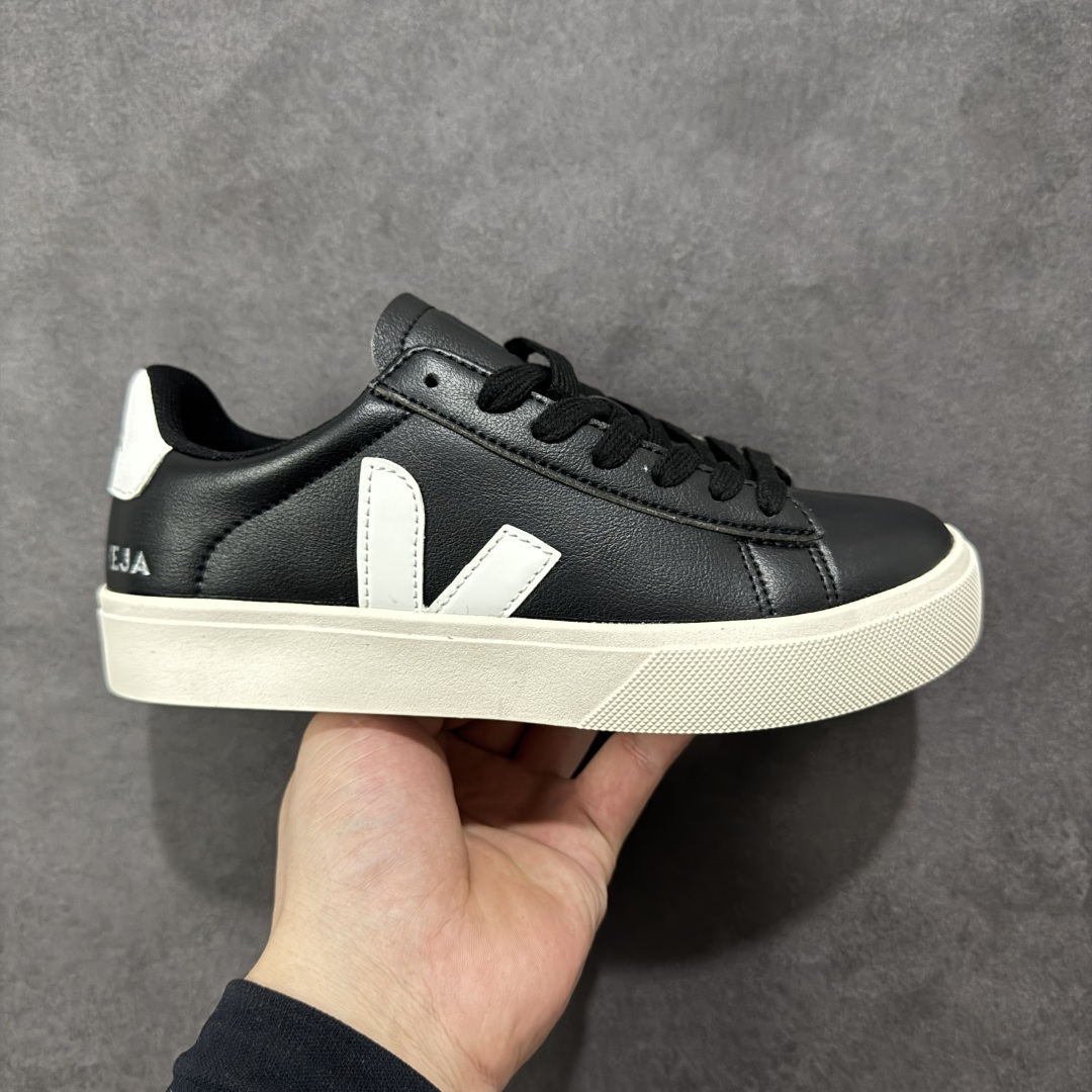 【福利特价】veja Recife Logo CHROMEFREE LEA 法国小众品牌Veja小白鞋 经典小板鞋 增高且有型 妥妥的通勤之王 VEJA始终以绿色地球和低碳运动为宗旨 品牌的所有单品也均用环保材料制作 始终以行动承担对环境的责任 此款VEJA 男女款情侣运动鞋 采用透气皮革鞋面 时尚简约 轻薄舒适 货号: CP051215 尺码: 36-45没半码-选品中心