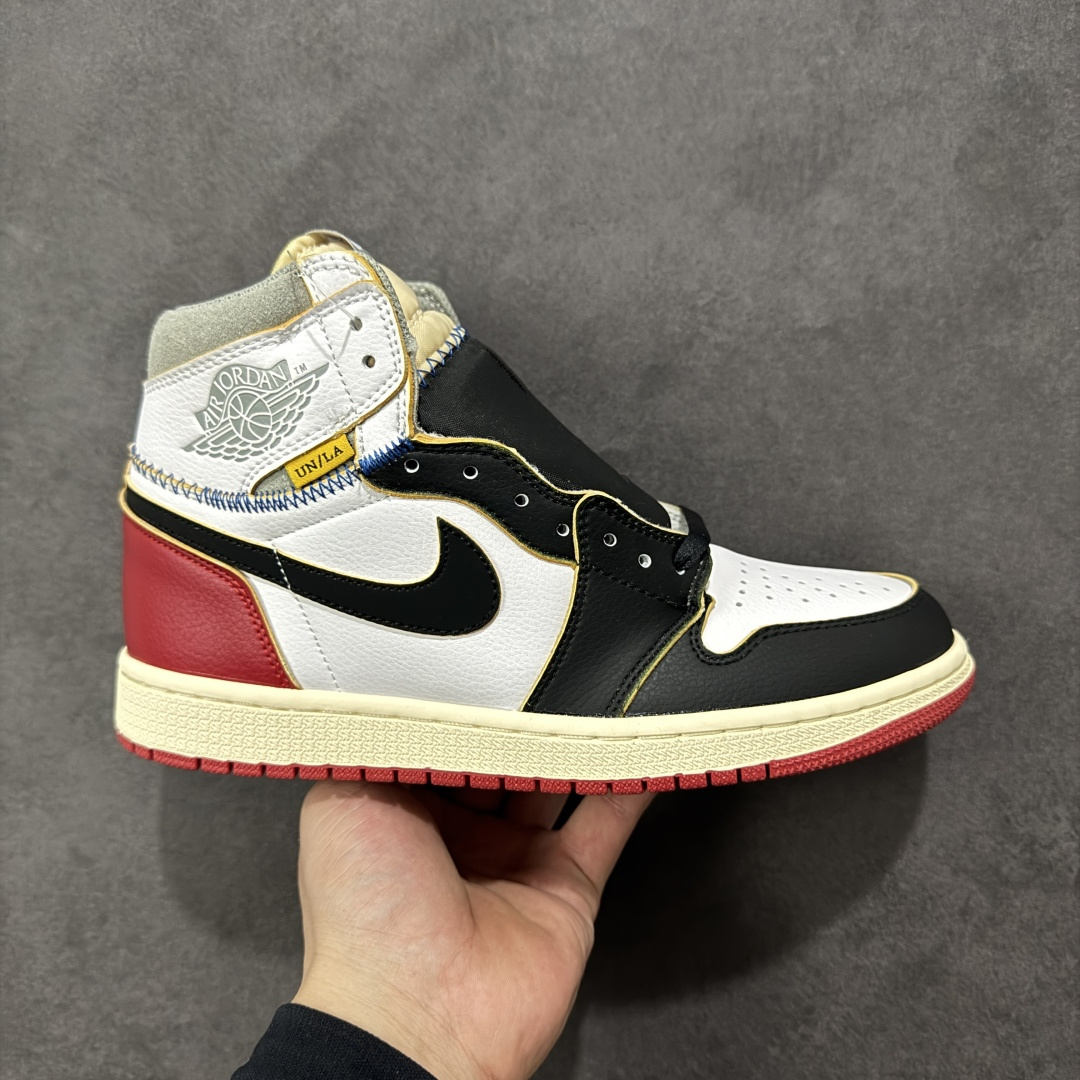 【公司级】Fragment Design x Union x Jordan Air Jordan 1 Retro High Og Nrg 三方联名款 牛皮 舒适 防滑 高帮 复古篮球鞋 男女同款 Air Jordan 1于1985年推出,是耐克第一双以乔丹名字命名的篮球鞋,正是这双鞋,开启了一个时代。Air Jordan 1外形的灵感来自于在当年风靡一时的AirForce 1,同时降低中底厚度,减轻重量,增加贴地感,并采用了后掌Air Sole气垫和最经典的飞翼Logo来自于当时的Nike创意总监Peter Moore。 货号:BV1300-106 尺码:36 36.5 37.5 38 38.5 39 40 40.5 41 42 42.5 43 44 44.5 45 46 47.5 编码:YBB210220-选品中心