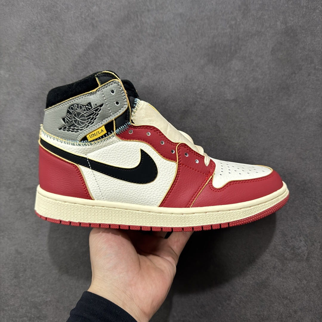 【公司级】Fragment Design x Union x Jordan Air Jordan 1 Retro High Og Nrg 三方联名款 牛皮 舒适 防滑 高帮 复古篮球鞋 男女同款 Air Jordan 1于1985年推出,是耐克第一双以乔丹名字命名的篮球鞋,正是这双鞋,开启了一个时代。Air Jordan 1外形的灵感来自于在当年风靡一时的AirForce 1,同时降低中底厚度,减轻重量,增加贴地感,并采用了后掌Air Sole气垫和最经典的飞翼Logo来自于当时的Nike创意总监Peter Moore。 货号:HV8563-600 尺码:36 36.5 37.5 38 38.5 39 40 40.5 41 42 42.5 43 44 44.5 45 46 47.5 编码:YBB210220-选品中心
