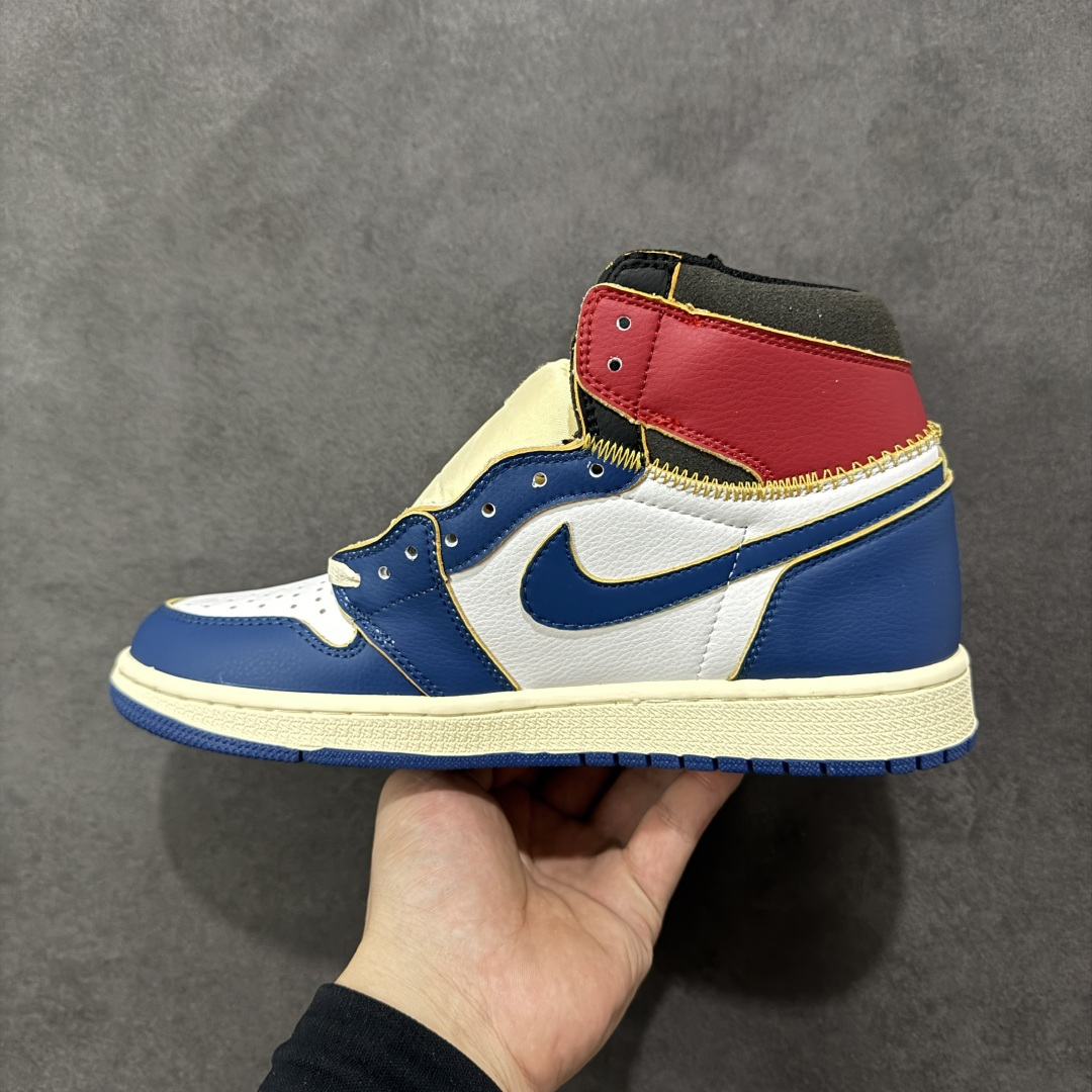 图片[2]-【公司级】Fragment Design x Union x Jordan Air Jordan 1 Retro High Og Nrg 三方联名款 牛皮 舒适 防滑 高帮 复古篮球鞋 男女同款 Air Jordan 1于1985年推出，是耐克第一双以乔丹名字命名的篮球鞋，正是这双鞋，开启了一个时代。Air Jordan 1外形的灵感来自于在当年风靡一时的AirForce 1，同时降低中底厚度，减轻重量，增加贴地感，并采用了后掌Air Sole气垫和最经典的飞翼Logo来自于当时的Nike创意总监Peter Moore。 货号：BV1300-146 尺码：36 36.5 37.5 38 38.5 39 40 40.5 41 42 42.5 43 44 44.5 45 46 47.5 编码：YBB210220-选品中心