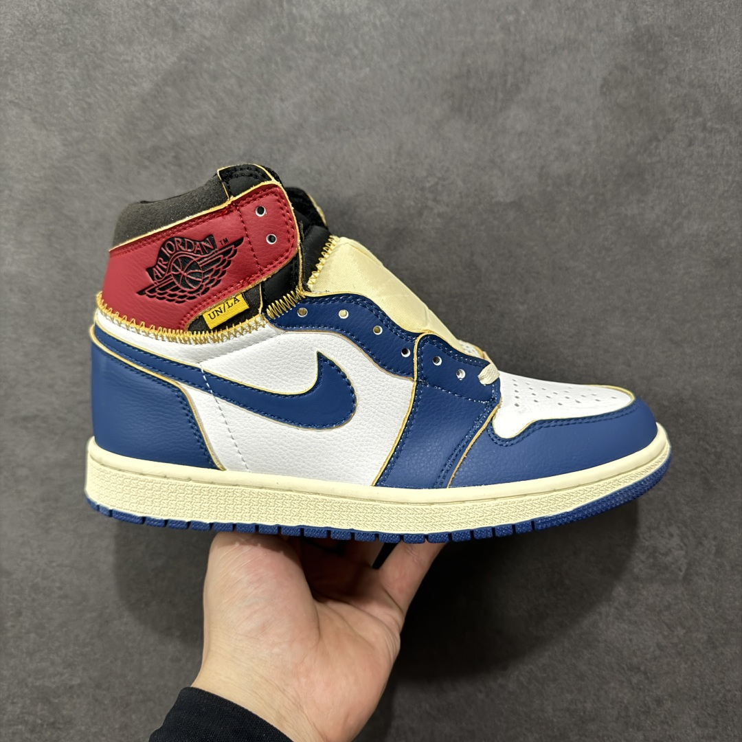 【公司级】Fragment Design x Union x Jordan Air Jordan 1 Retro High Og Nrg 三方联名款 牛皮 舒适 防滑 高帮 复古篮球鞋 男女同款 Air Jordan 1于1985年推出,是耐克第一双以乔丹名字命名的篮球鞋,正是这双鞋,开启了一个时代。Air Jordan 1外形的灵感来自于在当年风靡一时的AirForce 1,同时降低中底厚度,减轻重量,增加贴地感,并采用了后掌Air Sole气垫和最经典的飞翼Logo来自于当时的Nike创意总监Peter Moore。 货号:BV1300-146 尺码:36 36.5 37.5 38 38.5 39 40 40.5 41 42 42.5 43 44 44.5 45 46 47.5 编码:YBB210220-选品中心