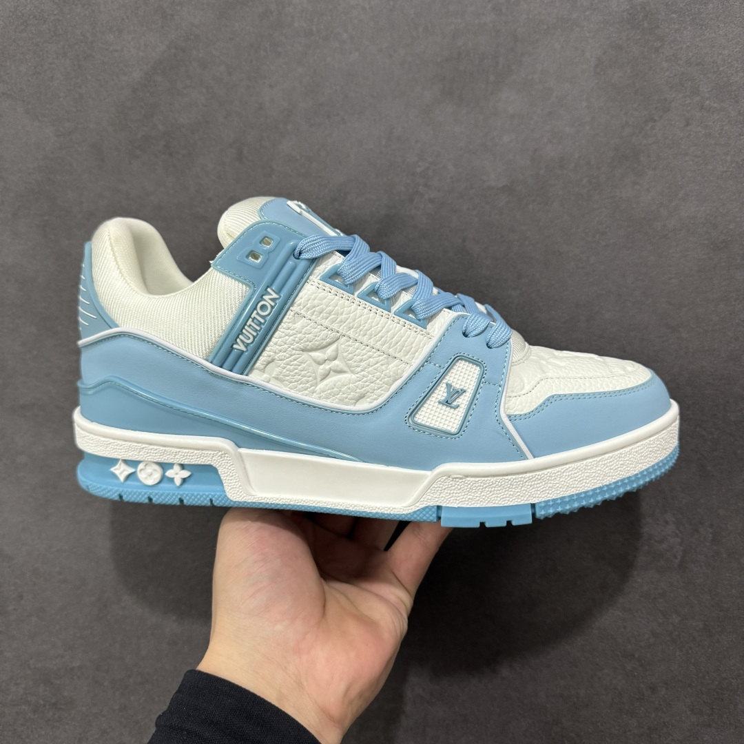 【广东纯原版本】LV Run Away 运动鞋 拼接 Epi 牛皮革和 Monogram 压纹粒面牛皮革,再现传统跑鞋的灵感启发。楔形外底延续标志性设计,品牌字母和标识分饰鞋舌和鞋后。Monogram 压纹粒面牛皮革和 Epi 牛皮革橡胶外底 尺码:35-46 编码:FJB390400-选品中心