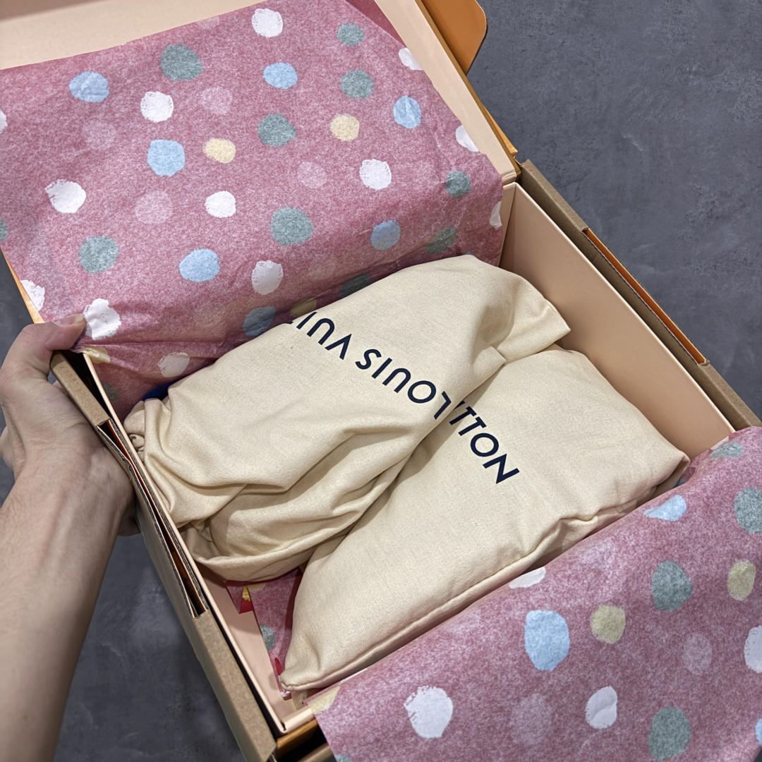 图片[14]-【天花板/Goat版】 市场最强版 没有之一的存在💪🏻 Louis Vuitton LV Trainer 系列全新版上架 手里有正品的可以对比下🆚懂货的看细节‼️ 此版品质是市场从未达到的新高度！ 整体版型 皮料 牛仔布的色差 压花纹路清晰度 后跟版型等等 都可以自行对比[机智]吊打市场所有货，怒甩十条街的那种，直接来正品对比图🆚，欢迎拿市场各大工厂的货来对比！ 尺码：35-45码-选品中心