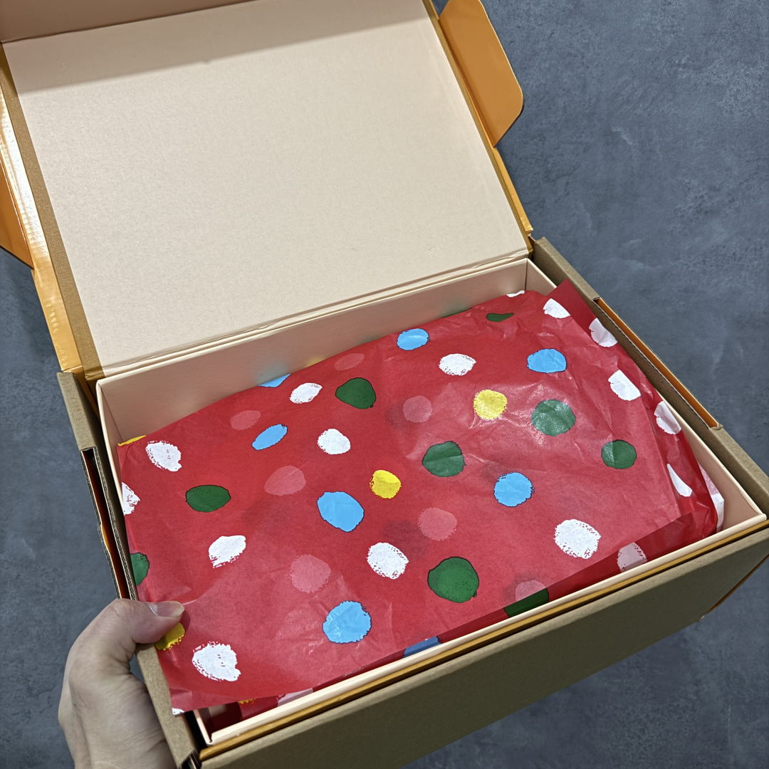 图片[13]-【天花板/Goat版】 市场最强版 没有之一的存在💪🏻 Louis Vuitton LV Trainer 系列全新版上架 手里有正品的可以对比下🆚懂货的看细节‼️ 此版品质是市场从未达到的新高度！ 整体版型 皮料 牛仔布的色差 压花纹路清晰度 后跟版型等等 都可以自行对比[机智]吊打市场所有货，怒甩十条街的那种，直接来正品对比图🆚，欢迎拿市场各大工厂的货来对比！ 尺码：35-45码-选品中心