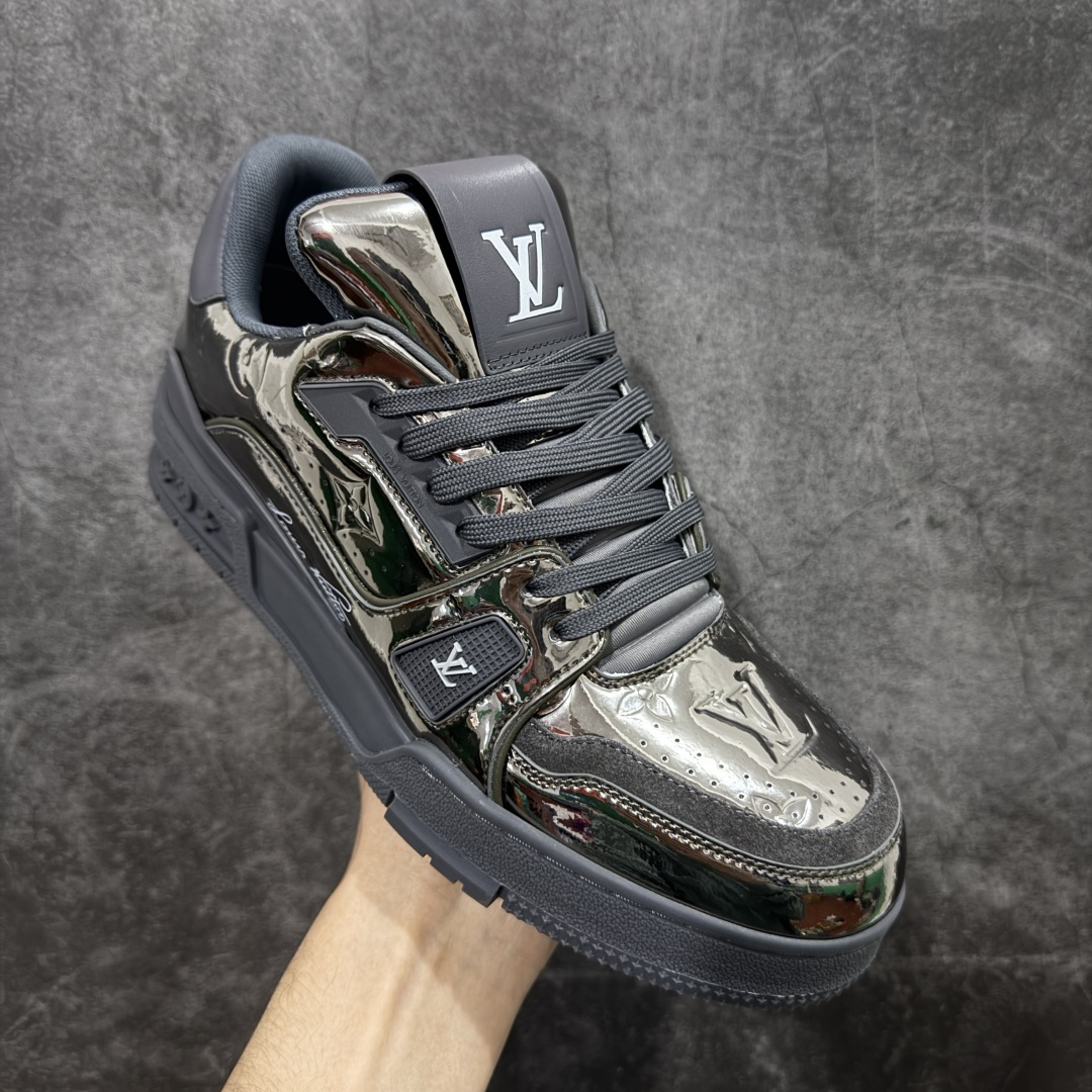 图片[3]-【YS纯原】顶级莞产 LOUIS VUITTON 路易威登 LV Trainer 牛皮革 金属色 ✦ 原楦原纸版开模，鞋型立体饱满 ✦ 零毛边、零溢胶、零线头瑕疵 ✦ 细节与原版一致 区分市面通货 ✦ 多层叠片＋电脑针车，针距密度一致 ✦ Monogram浮雕＋3D高频压纹 ✦ 多密度发泡中底：支撑回弹媲美专柜 ✦ 原装橡胶大底：含胶量高、纹路深、双拼接零偏差 ✦ ZP级原装包装：专柜款鞋盒＋防尘袋＋说明书 尺码：39-45-选品中心