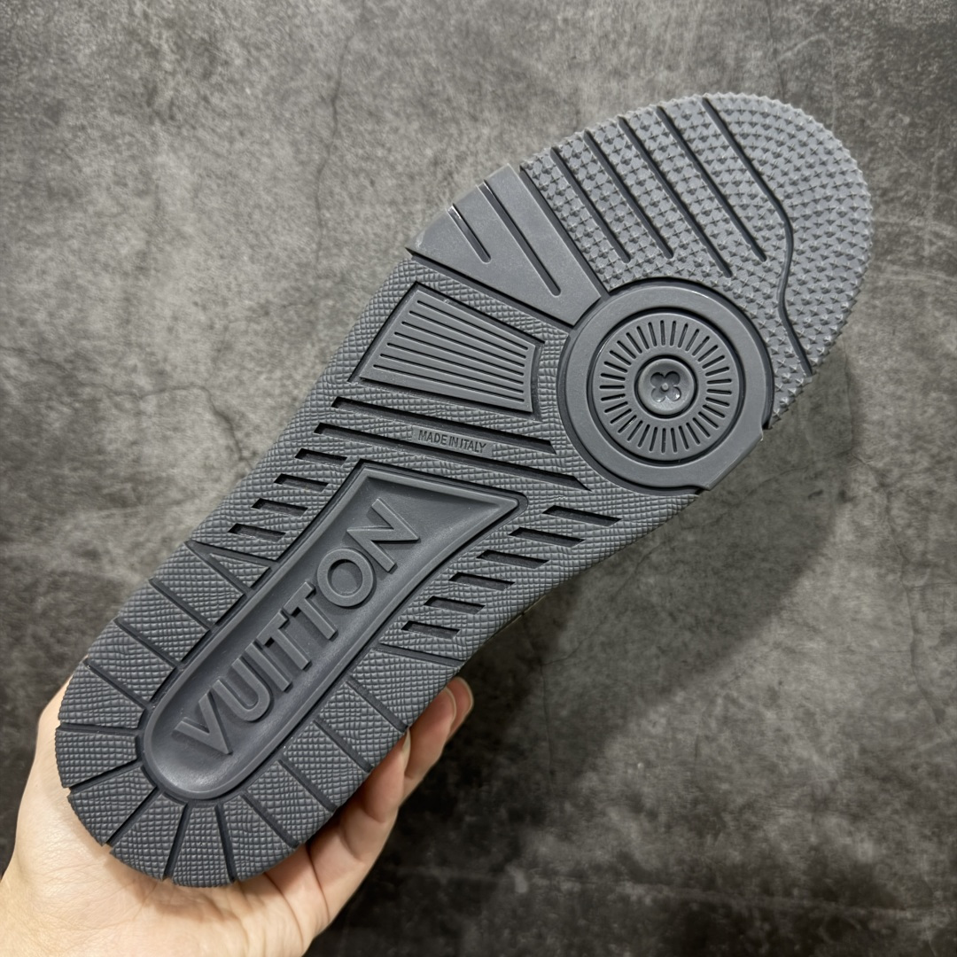 图片[9]-【YS纯原】顶级莞产 LOUIS VUITTON 路易威登 LV Trainer 牛皮革 金属色 ✦ 原楦原纸版开模，鞋型立体饱满 ✦ 零毛边、零溢胶、零线头瑕疵 ✦ 细节与原版一致 区分市面通货 ✦ 多层叠片＋电脑针车，针距密度一致 ✦ Monogram浮雕＋3D高频压纹 ✦ 多密度发泡中底：支撑回弹媲美专柜 ✦ 原装橡胶大底：含胶量高、纹路深、双拼接零偏差 ✦ ZP级原装包装：专柜款鞋盒＋防尘袋＋说明书 尺码：39-45-选品中心