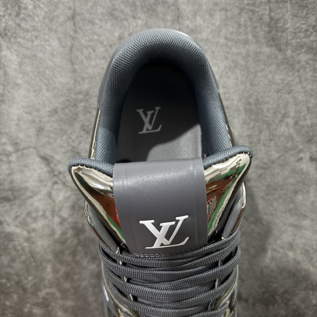 图片[8]-【YS纯原】顶级莞产 LOUIS VUITTON 路易威登 LV Trainer 牛皮革 金属色 ✦ 原楦原纸版开模，鞋型立体饱满 ✦ 零毛边、零溢胶、零线头瑕疵 ✦ 细节与原版一致 区分市面通货 ✦ 多层叠片＋电脑针车，针距密度一致 ✦ Monogram浮雕＋3D高频压纹 ✦ 多密度发泡中底：支撑回弹媲美专柜 ✦ 原装橡胶大底：含胶量高、纹路深、双拼接零偏差 ✦ ZP级原装包装：专柜款鞋盒＋防尘袋＋说明书 尺码：39-45-选品中心