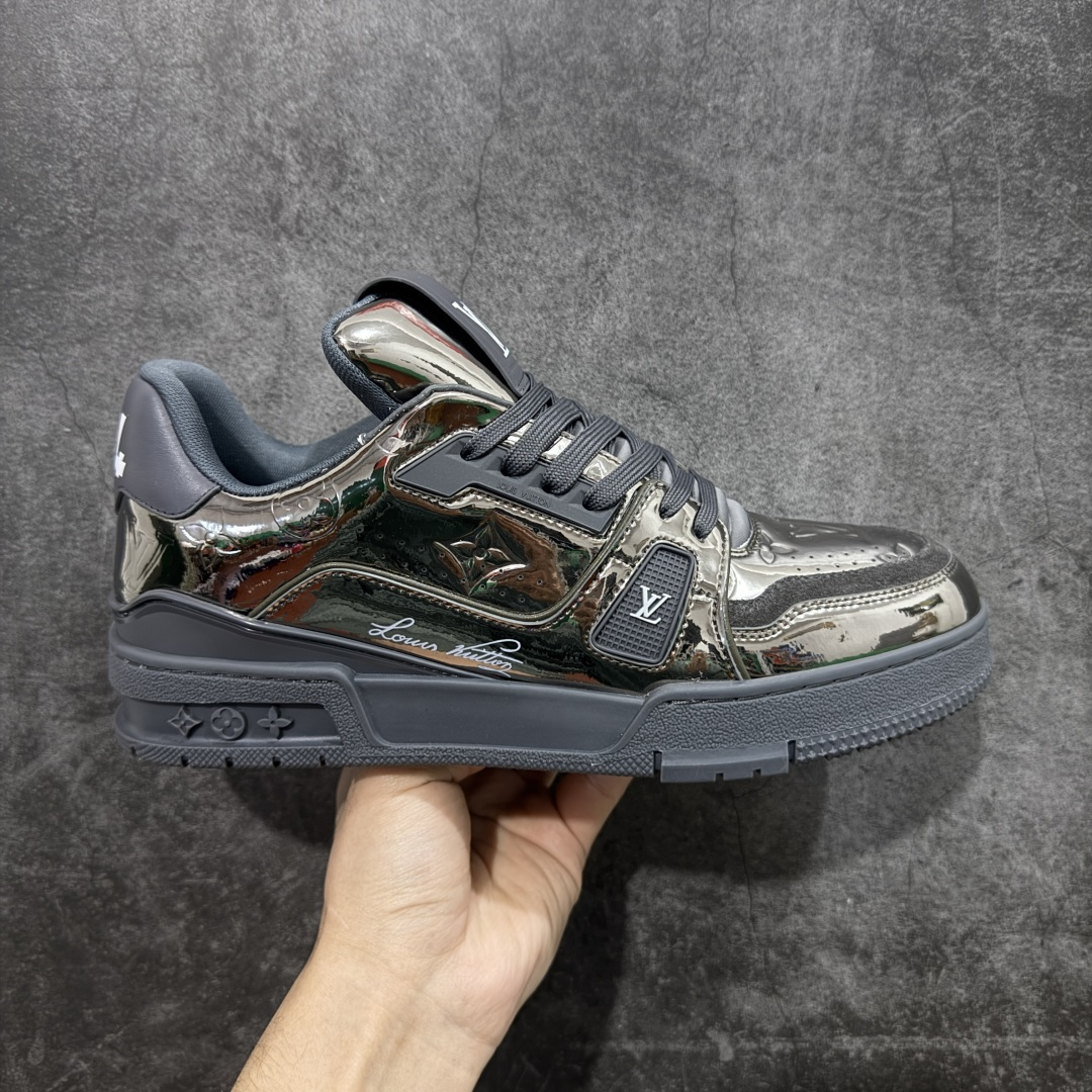 【YS纯原】顶级莞产 LOUIS VUITTON 路易威登 LV Trainer 牛皮革 金属色 ✦ 原楦原纸版开模,鞋型立体饱满 ✦ 零毛边、零溢胶、零线头瑕疵 ✦ 细节与原版一致 区分市面通货 ✦ 多层叠片+电脑针车,针距密度一致 ✦ Monogram浮雕+3D高频压纹 ✦ 多密度发泡中底:支撑回弹媲美专柜 ✦ 原装橡胶大底:含胶量高、纹路深、双拼接零偏差 ✦ ZP级原装包装:专柜款鞋盒+防尘袋+说明书 尺码:39-45-选品中心