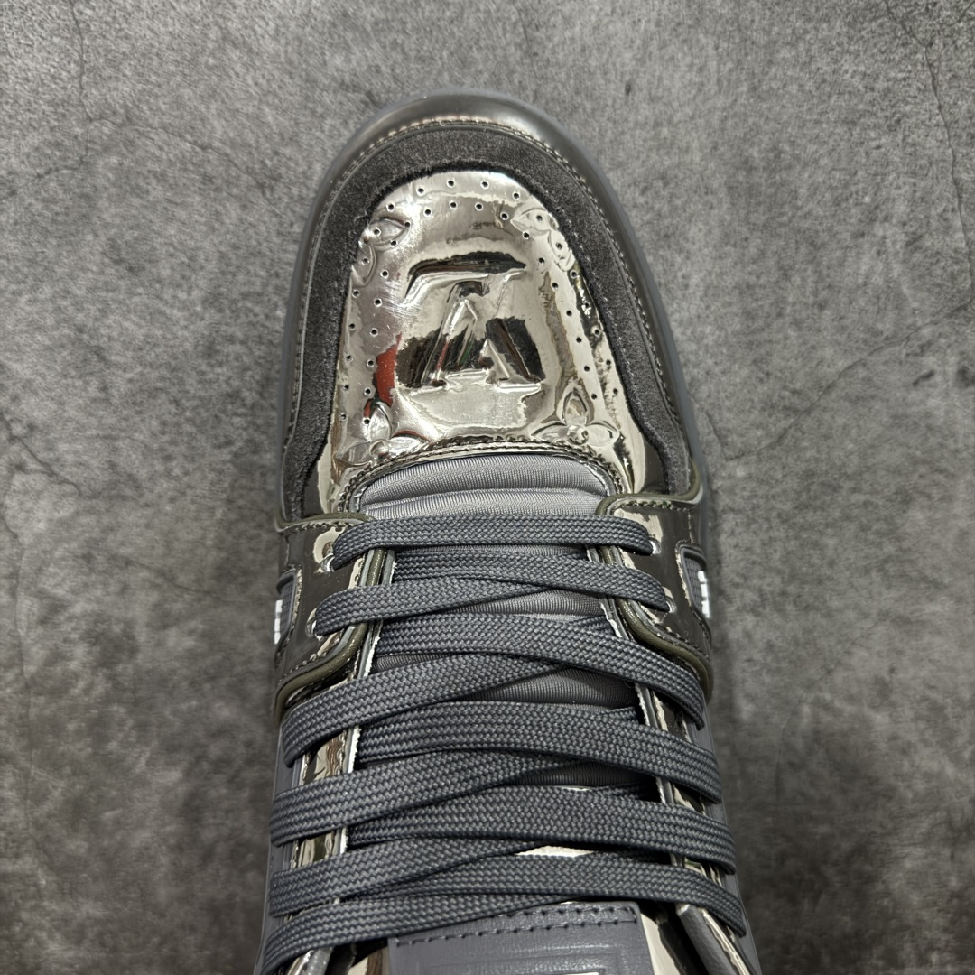 图片[5]-【YS纯原】顶级莞产 LOUIS VUITTON 路易威登 LV Trainer 牛皮革 金属色 ✦ 原楦原纸版开模，鞋型立体饱满 ✦ 零毛边、零溢胶、零线头瑕疵 ✦ 细节与原版一致 区分市面通货 ✦ 多层叠片＋电脑针车，针距密度一致 ✦ Monogram浮雕＋3D高频压纹 ✦ 多密度发泡中底：支撑回弹媲美专柜 ✦ 原装橡胶大底：含胶量高、纹路深、双拼接零偏差 ✦ ZP级原装包装：专柜款鞋盒＋防尘袋＋说明书 尺码：39-45-选品中心