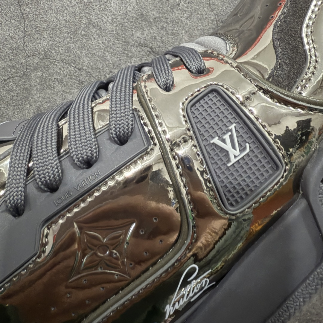 图片[5]-【YS纯原】顶级莞产 LOUIS VUITTON 路易威登 LV Trainer 牛皮革 金属色 ✦ 原楦原纸版开模，鞋型立体饱满 ✦ 零毛边、零溢胶、零线头瑕疵 ✦ 细节与原版一致 区分市面通货 ✦ 多层叠片＋电脑针车，针距密度一致 ✦ Monogram浮雕＋3D高频压纹 ✦ 多密度发泡中底：支撑回弹媲美专柜 ✦ 原装橡胶大底：含胶量高、纹路深、双拼接零偏差 ✦ ZP级原装包装：专柜款鞋盒＋防尘袋＋说明书 尺码：39-45-选品中心